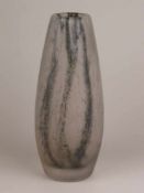 Vase - farbloses getrübtes Glas, schwarzer Unterfang mit Fadendekor, hochovale Form,