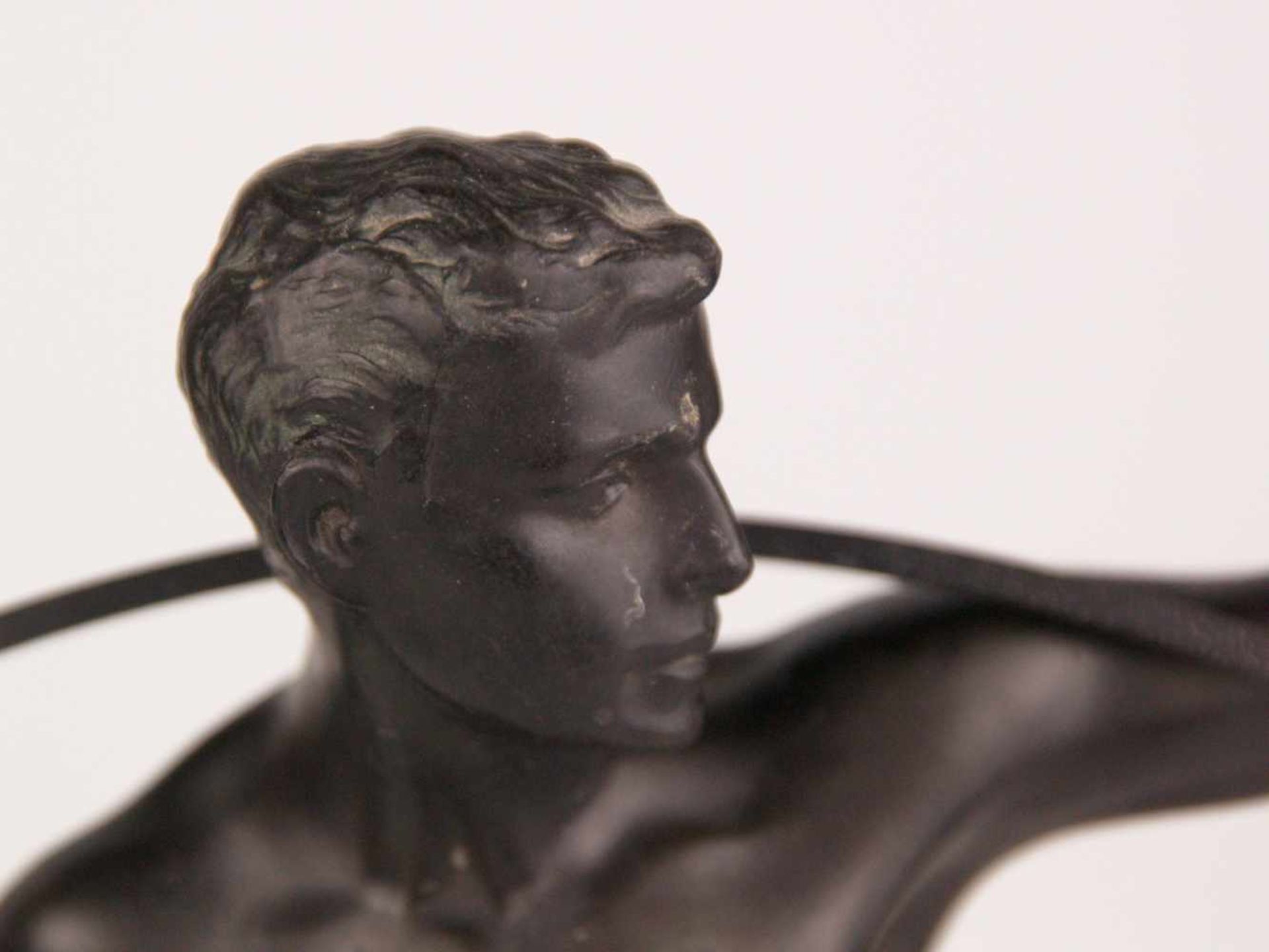 "Der Athlet" - Metallfigur, schwarz bemalt, vollplastische Darstellung eines Mannes mit Lendenschurz - Bild 2 aus 8
