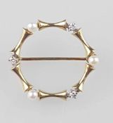 Brosche - Kranzform aus Gelbgold 585, besetzt mit drei Perlen und drei facettierten Diamanten von