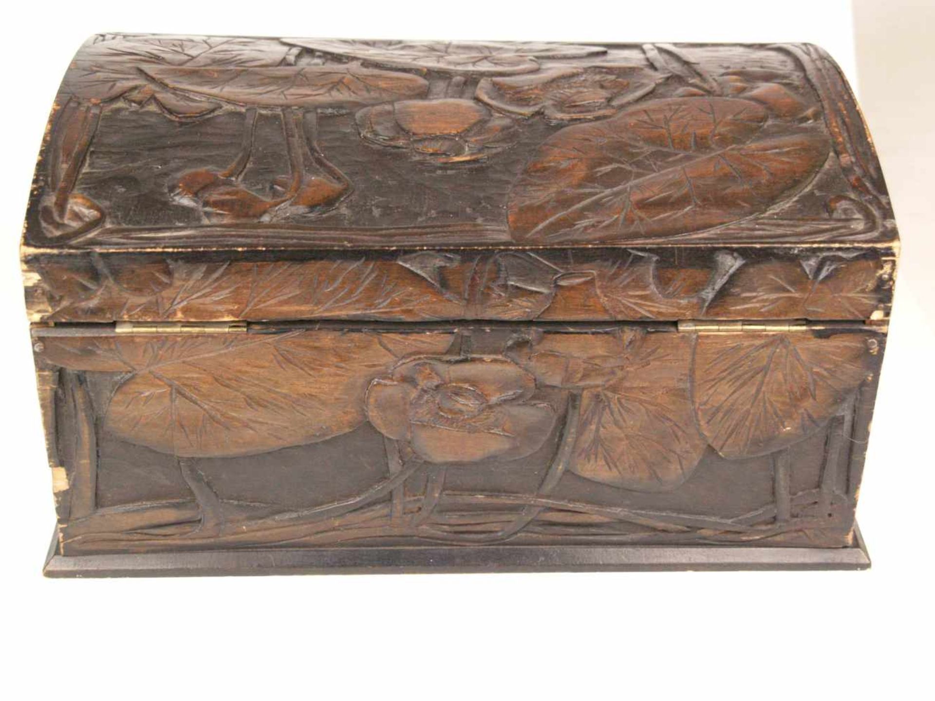 Holzkasten - rechteckiger Korpus, außen braun bemalt, geschnitzter Lotosblumen Dekor, - Bild 8 aus 10