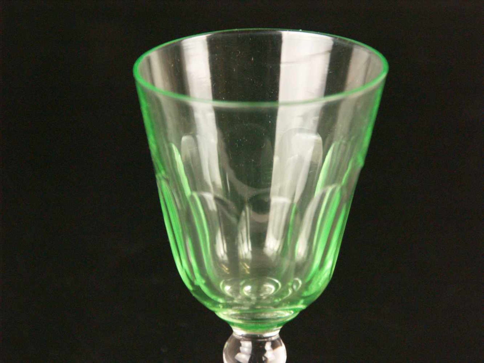 Zwei Sherrygläser - 1x Glas mit Kuppa aus Uranglas, annagelb, Olivenschliff, Stand und - Bild 4 aus 5