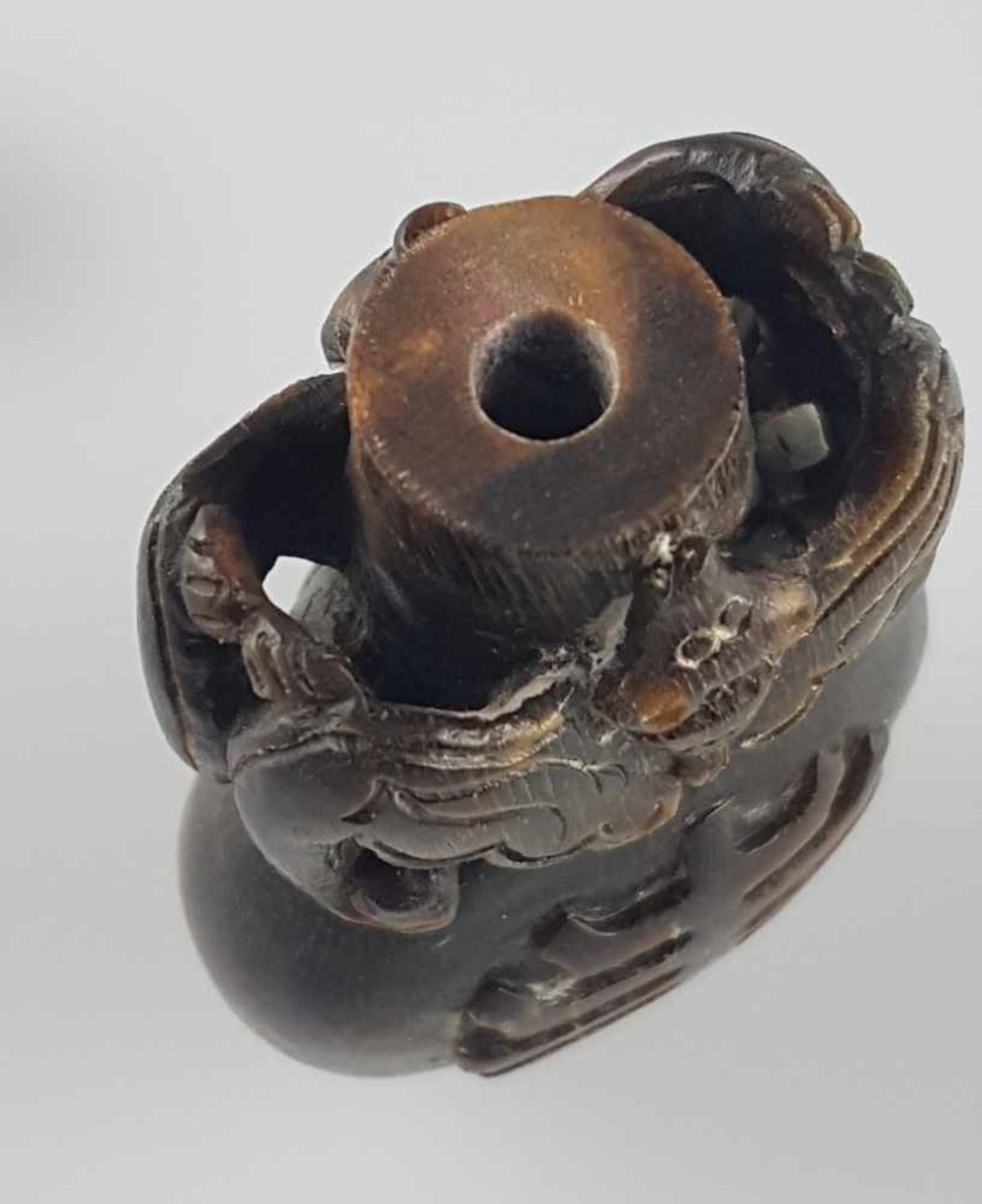 Snuffbottle - China,19./20.Jh., Birnenform geschnitzt aus dunklem Yak-Horn mit Shou-Zeichen sowie - Bild 4 aus 4