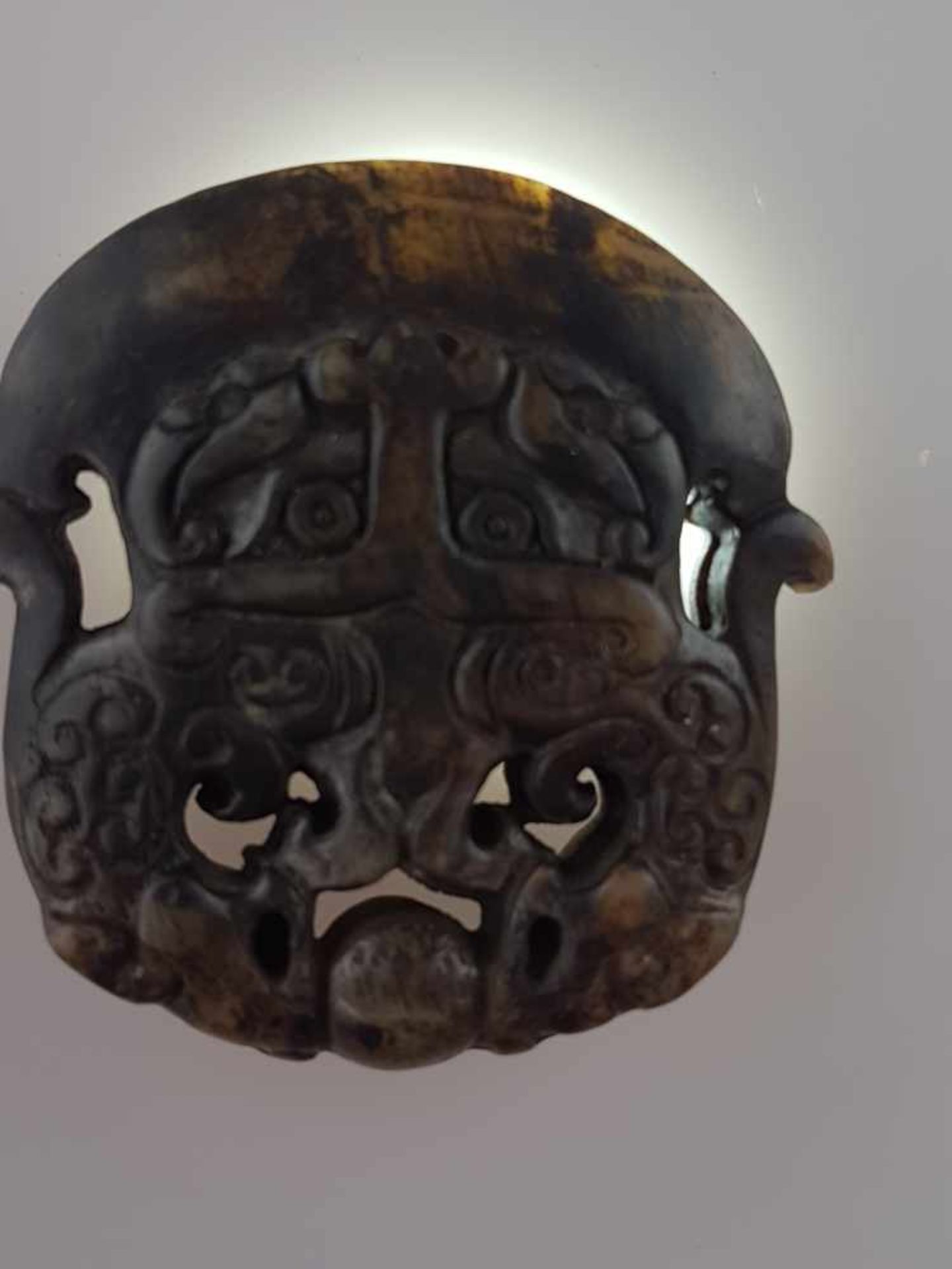 Jadetalisman - beigefarbene bis dunkelbraune Jade,im archaischen Stil der Zhou-Dynastie, - Bild 5 aus 5