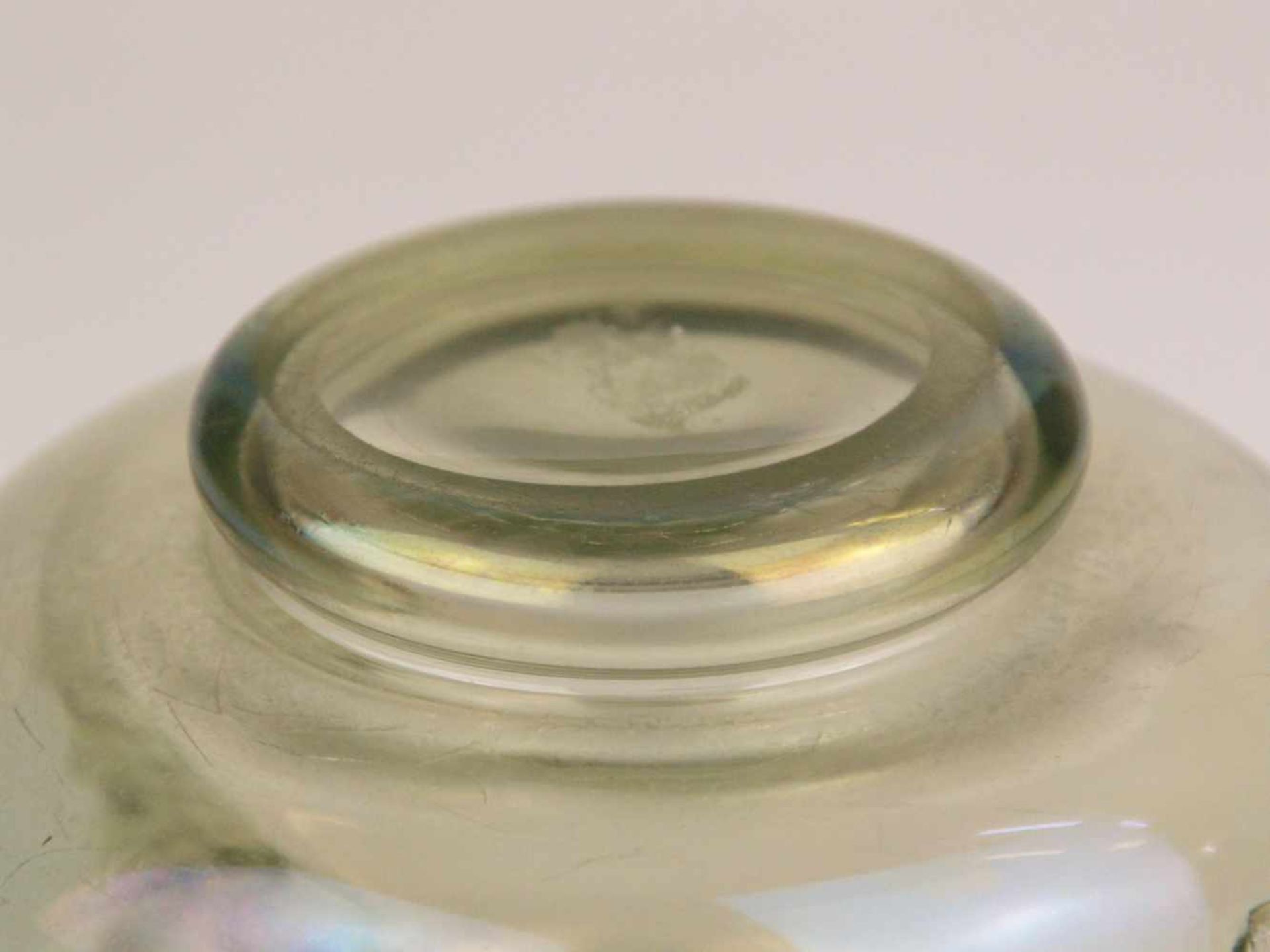Kleine Henkelvase - grünliches Glas, irisiert, mundgeblasen, runder Stand, bauchiger Korpus, zwei - Bild 7 aus 7