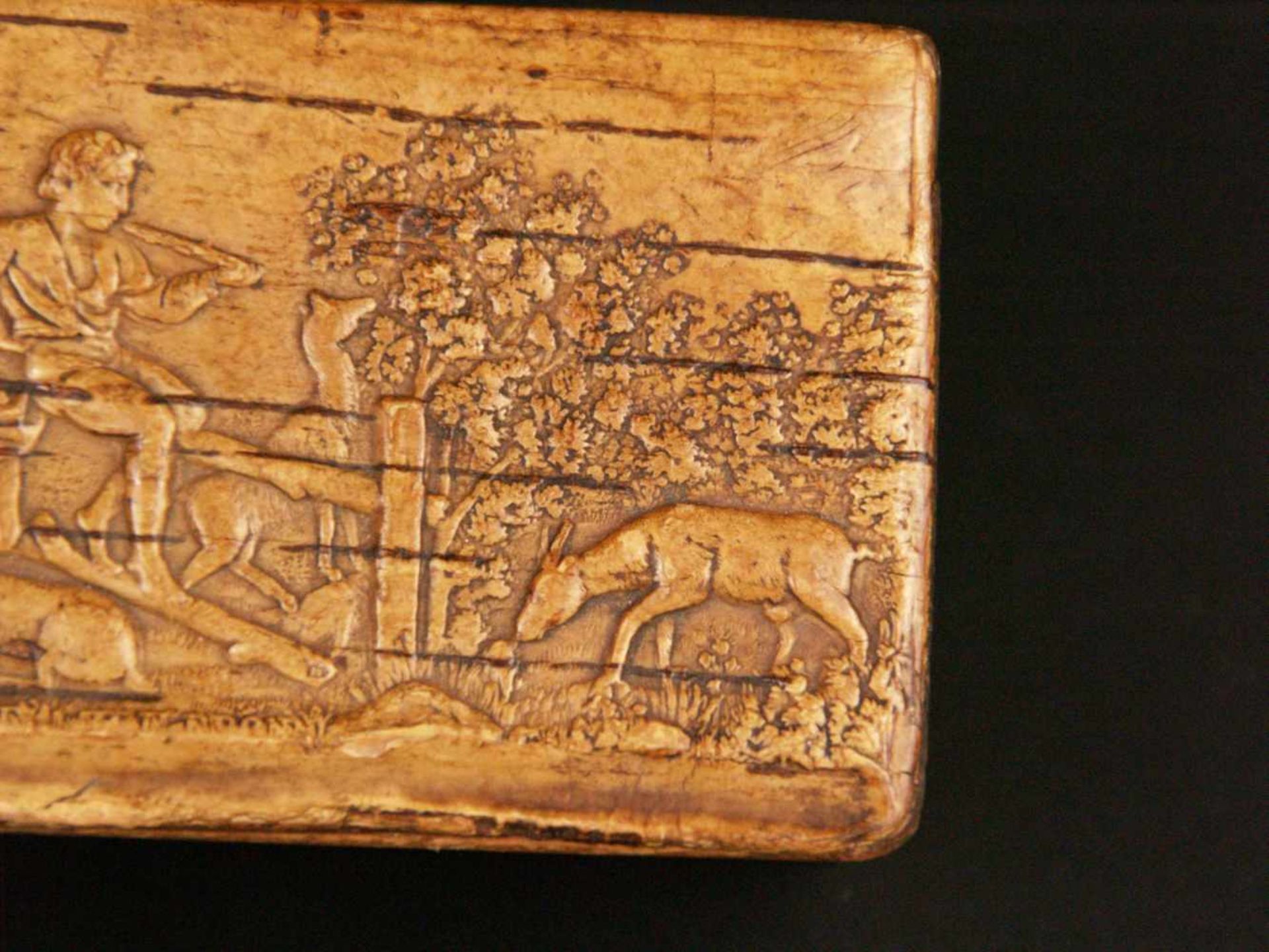 Kleine Schatulle - 18. Jh., rechteckiger Korpus, Holz mit geprägtem Leder bezogen, Scharnierdeckel - Bild 3 aus 8