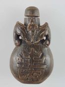 Snuffbottle - China,19./20.Jh., Birnenform geschnitzt aus dunklem Yak-Horn mit Shou-Zeichen sowie