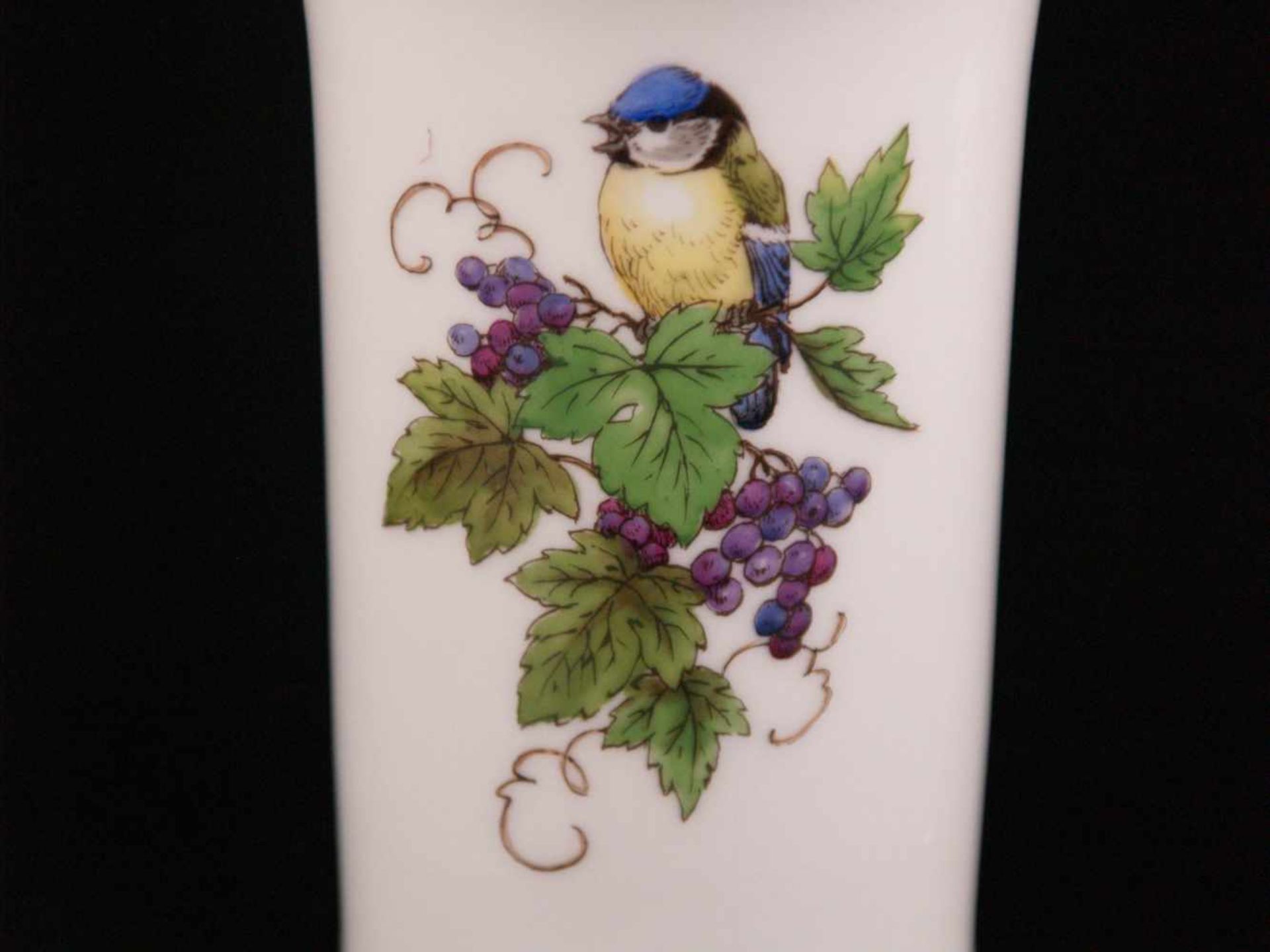 Zwei Vasen - Hoechst, blaue Radmarke mit Malerzeichen "H.T.1018", polychrom bemalt mit Vogel- - Bild 2 aus 5