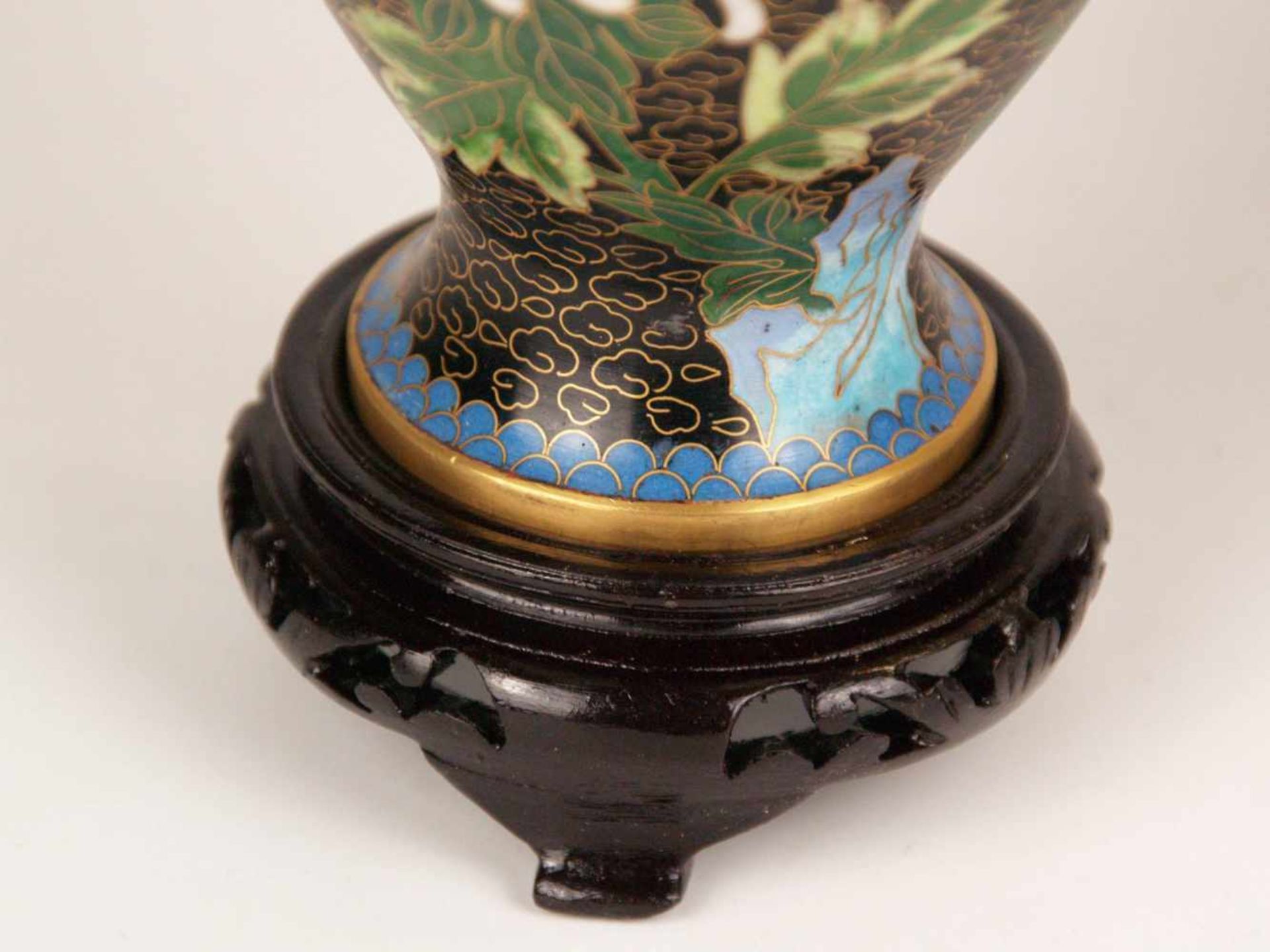 Paar Cloisonné-Vasen - China, 20.Jh., leicht gebauchte Balusterform, Wandung mit Päonienblüten und - Bild 4 aus 8