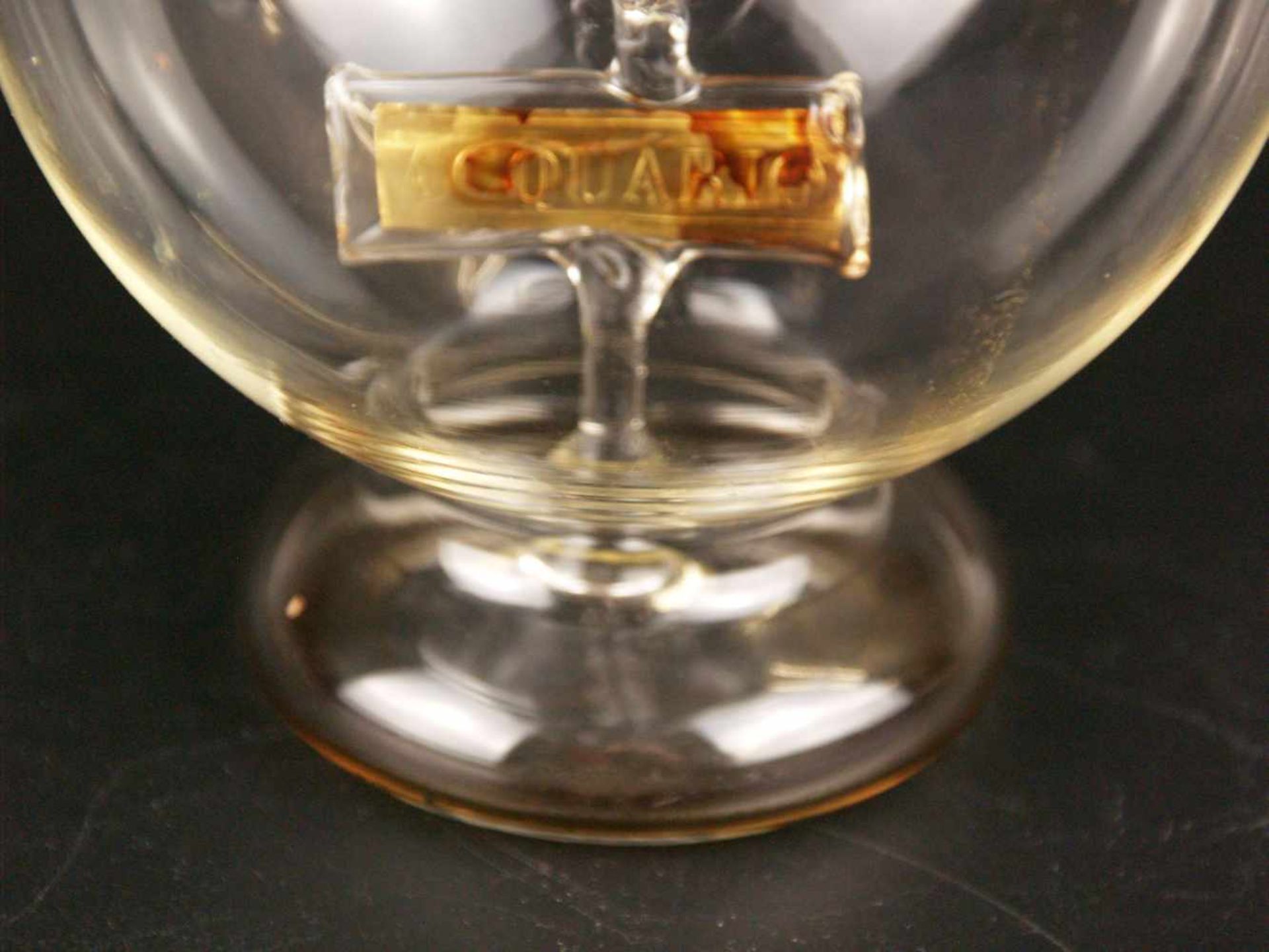 Karaffe - farbloses Glas, gebauchter Korpus auf rundem Stand, langer enger Hals mit ausgestelltem - Bild 7 aus 8