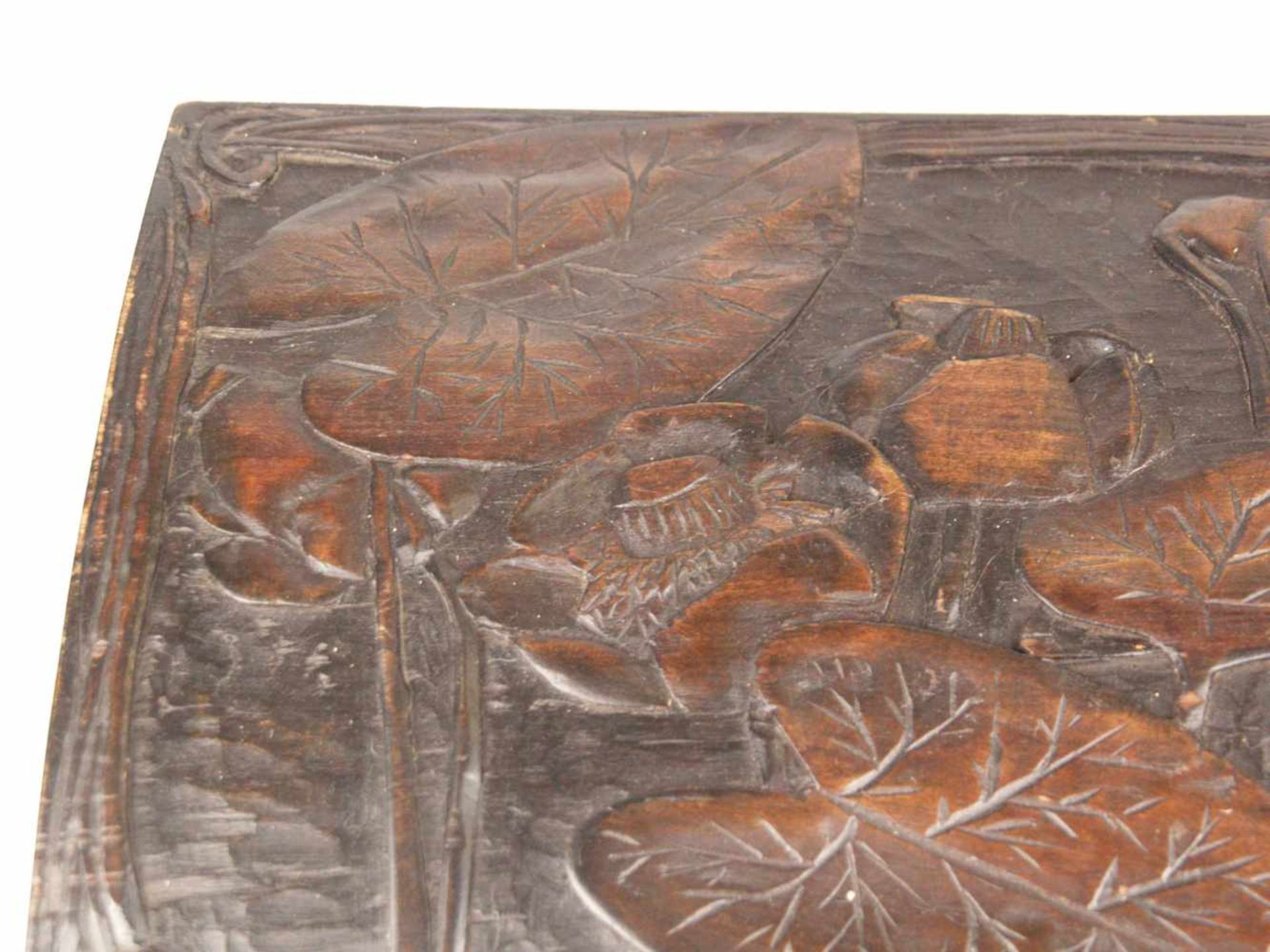 Holzkasten - rechteckiger Korpus, außen braun bemalt, geschnitzter Lotosblumen Dekor, - Bild 3 aus 10