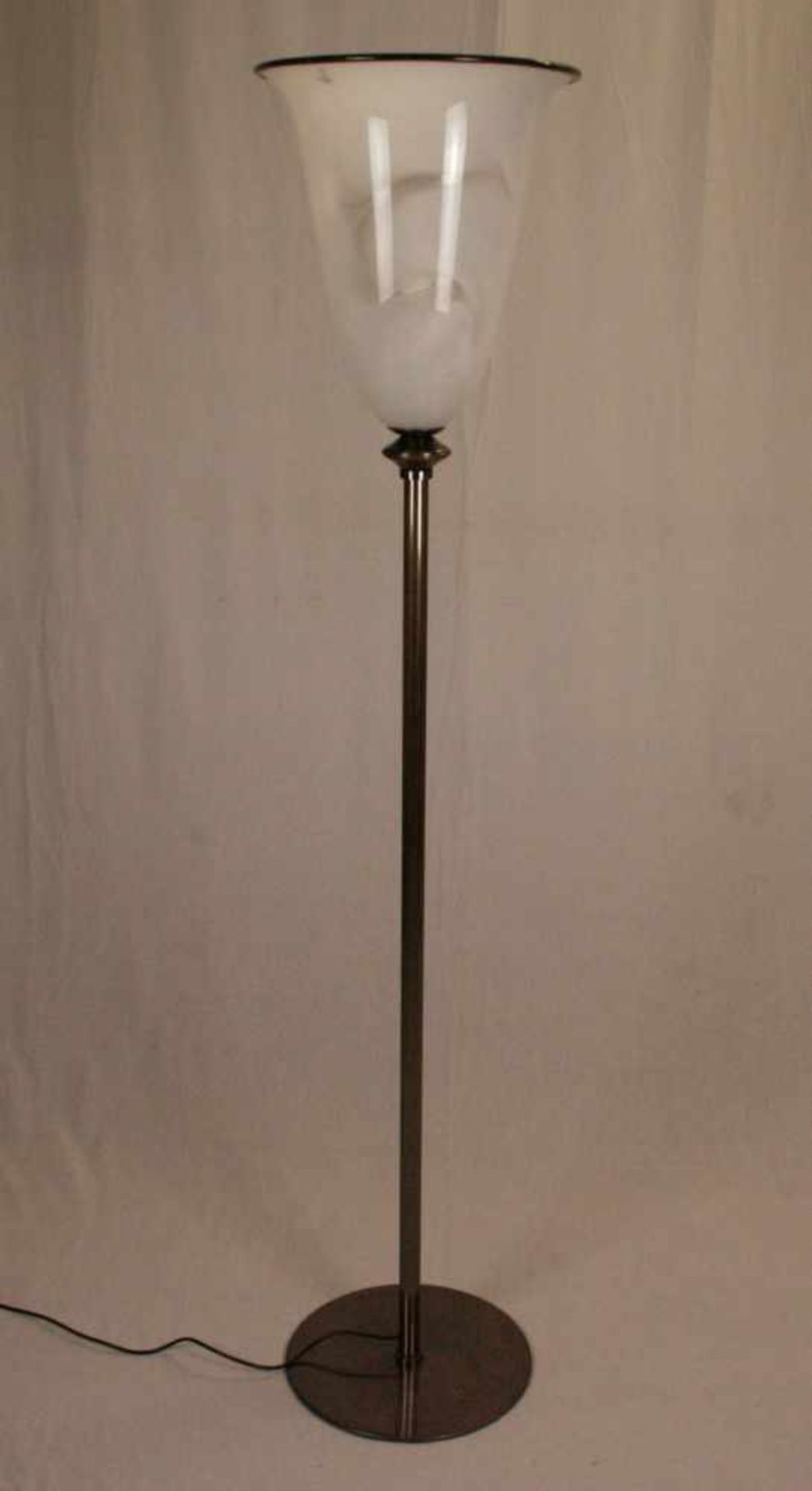 Murano-Stehlampe - kelchförmiger Schirm: Klarglas mit gewirbelten weißen Farbeinschmelzungen,