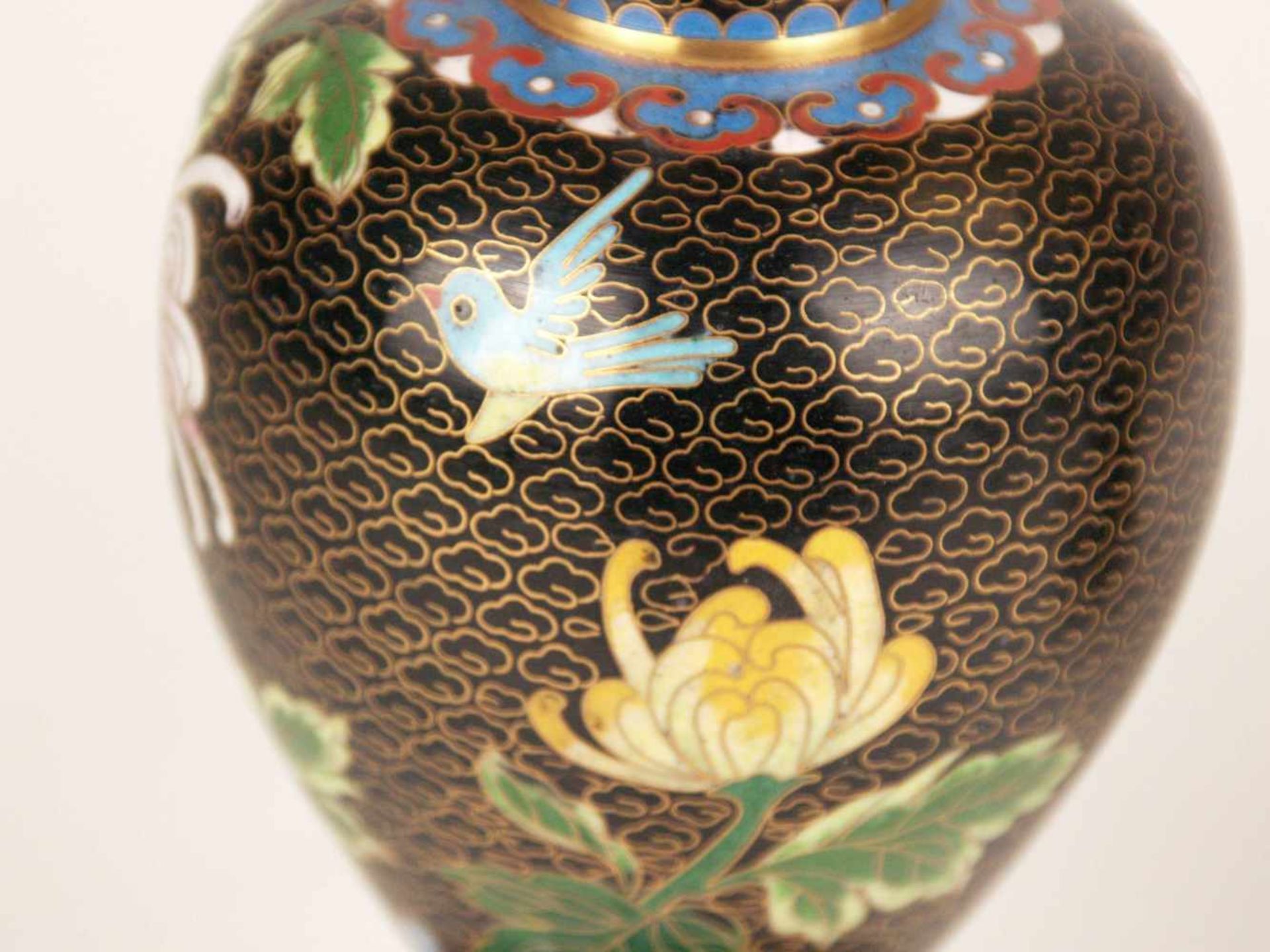 Paar Cloisonné-Vasen - China, 20.Jh., leicht gebauchte Balusterform, Wandung mit Päonienblüten und - Bild 5 aus 8