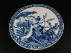 Porzellanplatte - China 20.Jh., handgemalter Dekor in Unterglasurblau: mittig Vogelpaar sowie