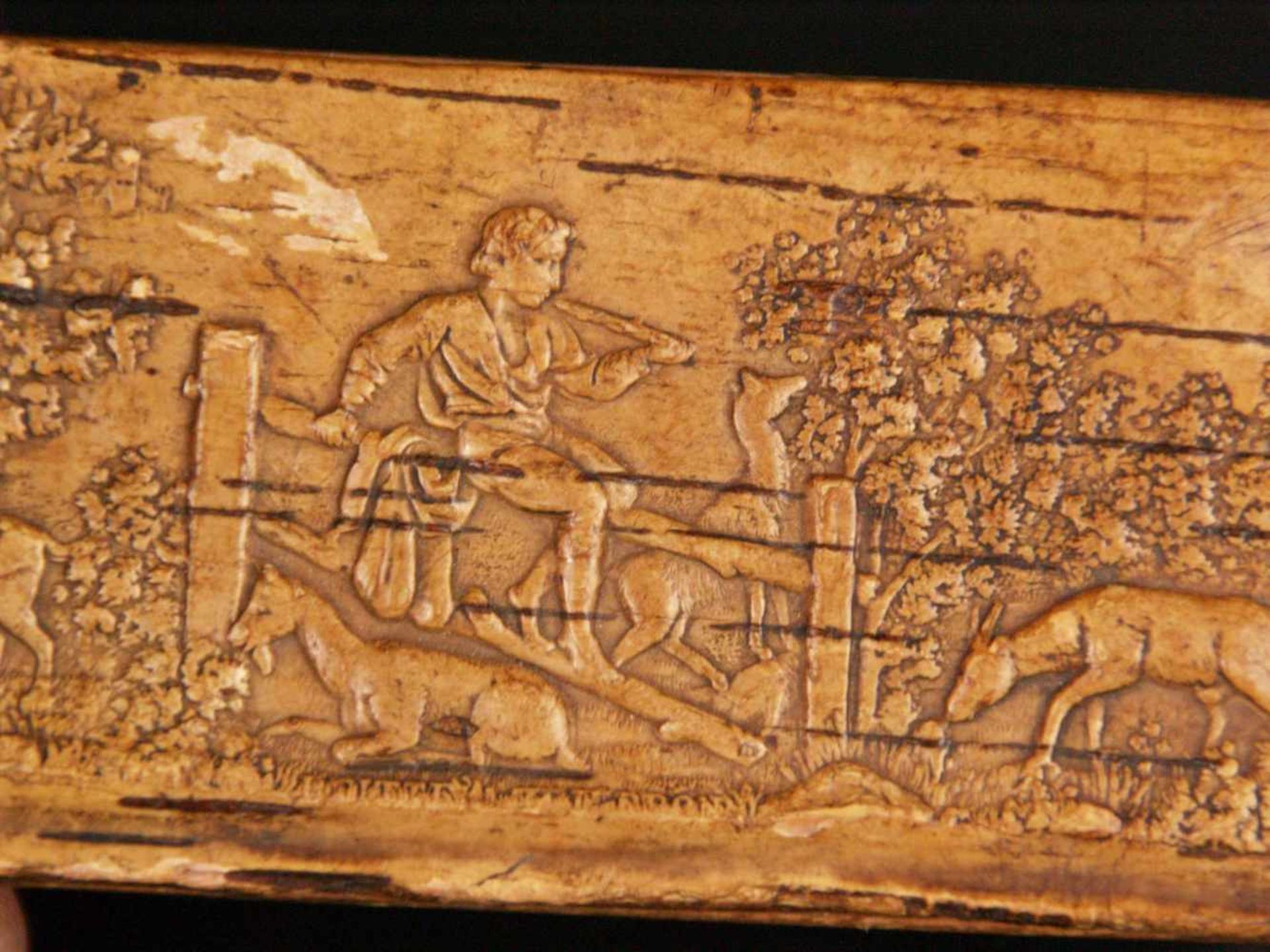 Kleine Schatulle - 18. Jh., rechteckiger Korpus, Holz mit geprägtem Leder bezogen, Scharnierdeckel - Bild 2 aus 8