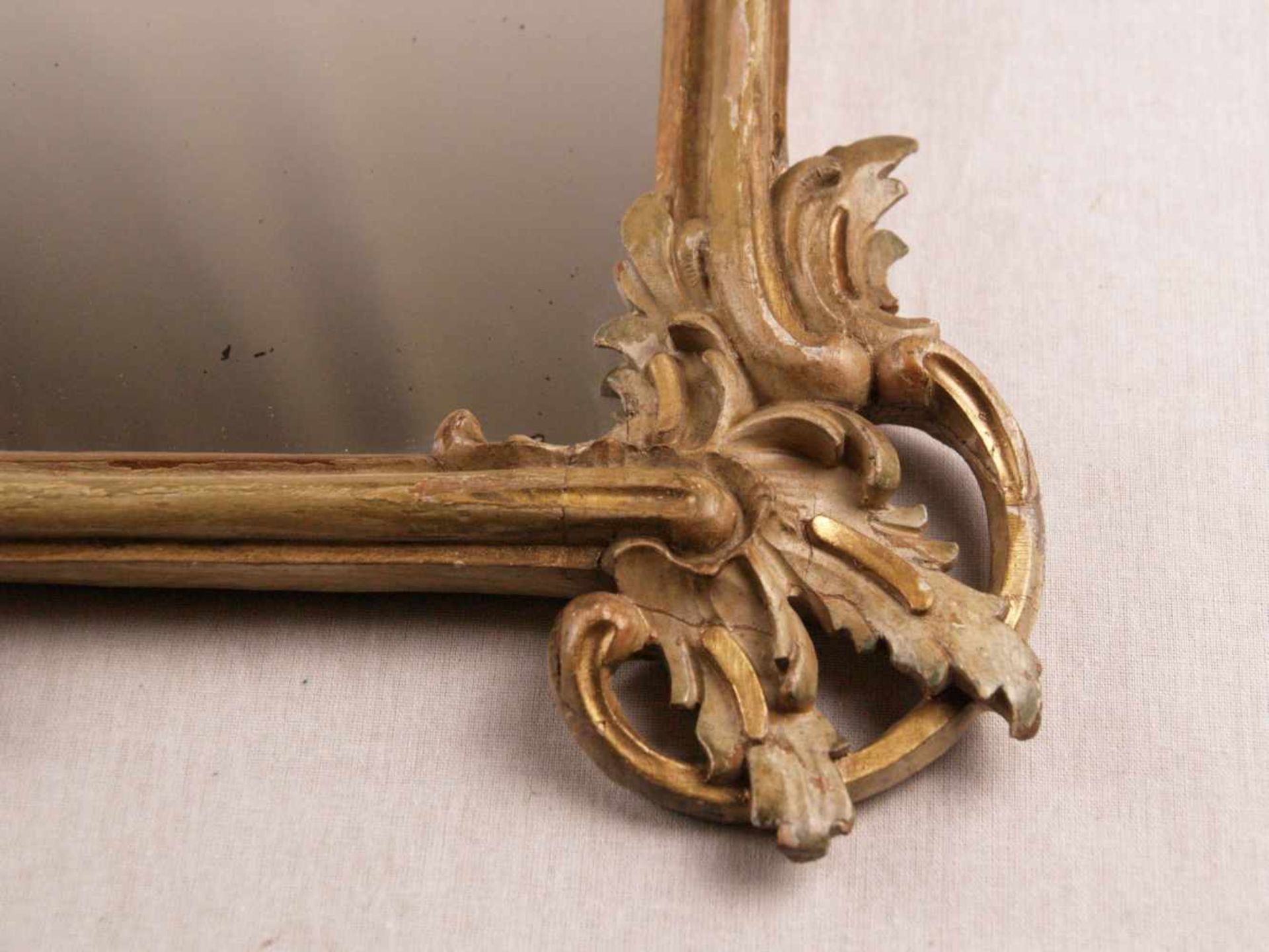 Kleiner Rokoko-Wandspiegel - Holz/Stuck weiß gefasst und mit Resten von Vergoldung, - Bild 5 aus 6