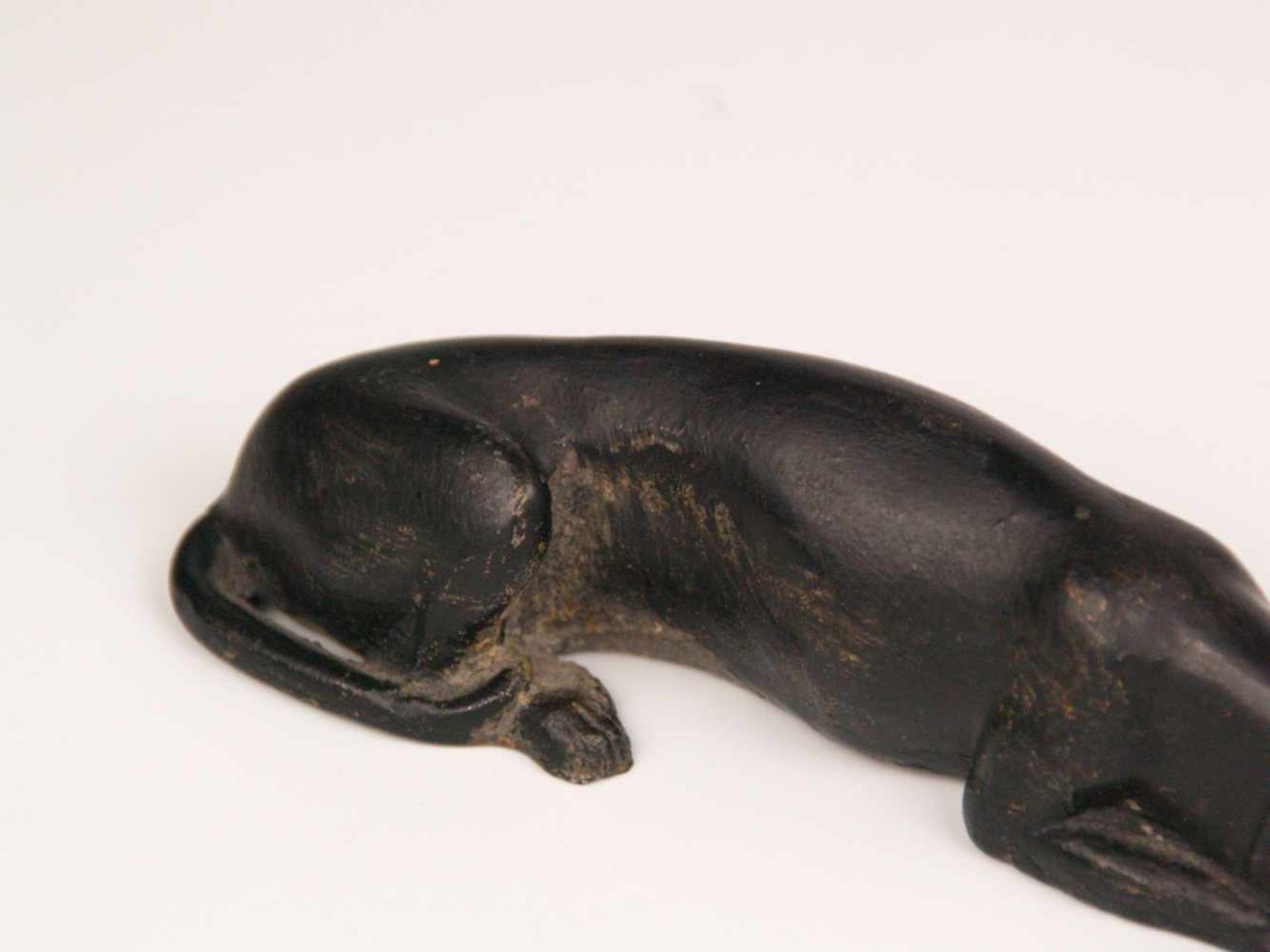 Schreibtischobjekt- "Liegender Hund", Metallfigur, schwarz bemalt, naturalistische Ausformung, - Bild 4 aus 5