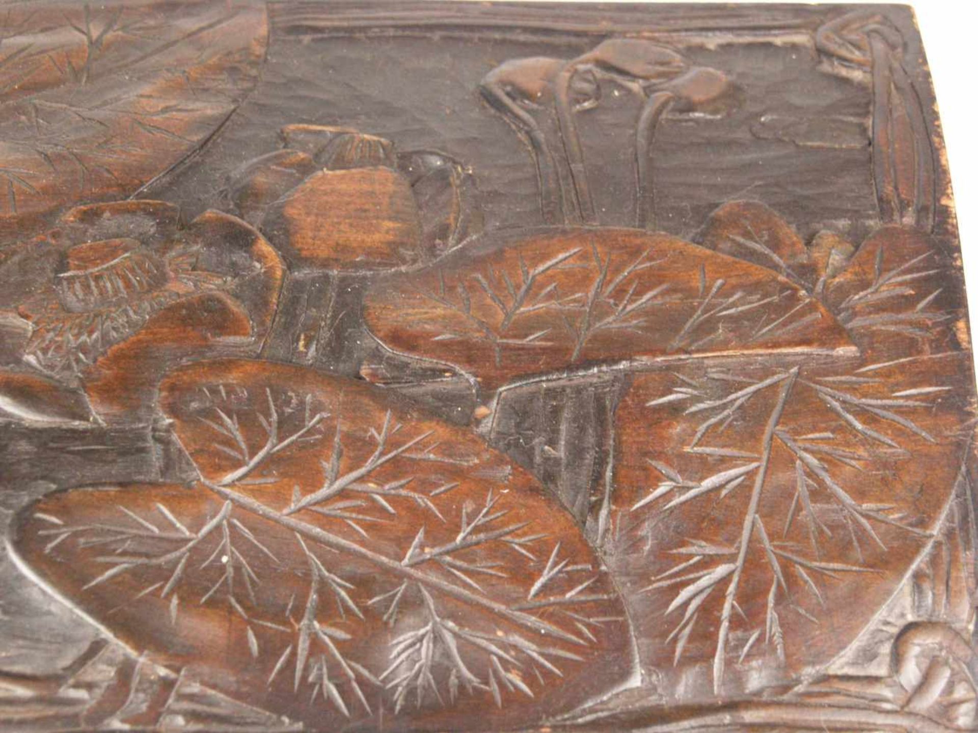 Holzkasten - rechteckiger Korpus, außen braun bemalt, geschnitzter Lotosblumen Dekor, - Bild 4 aus 10