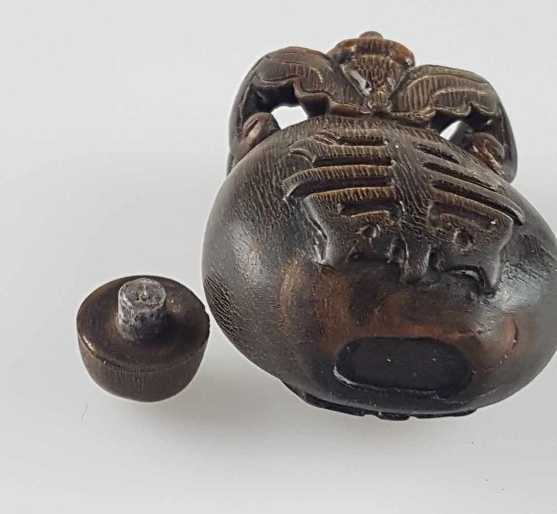 Snuffbottle - China,19./20.Jh., Birnenform geschnitzt aus dunklem Yak-Horn mit Shou-Zeichen sowie - Bild 3 aus 4