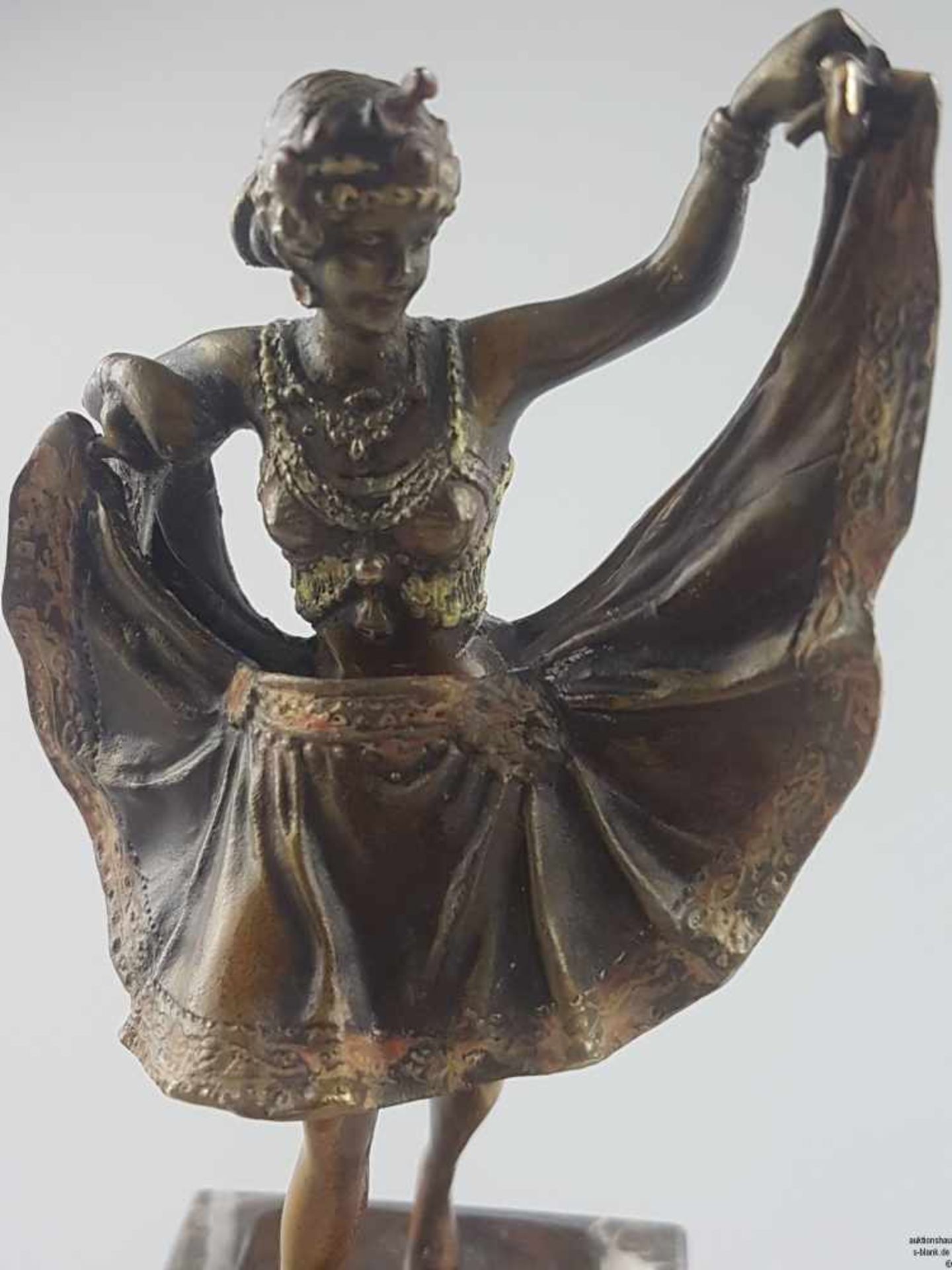 Orientalische Tänzerin - Wiener Bronze auf Steinsockel,mit polychromer Kaltemailbemalung, - Bild 2 aus 6