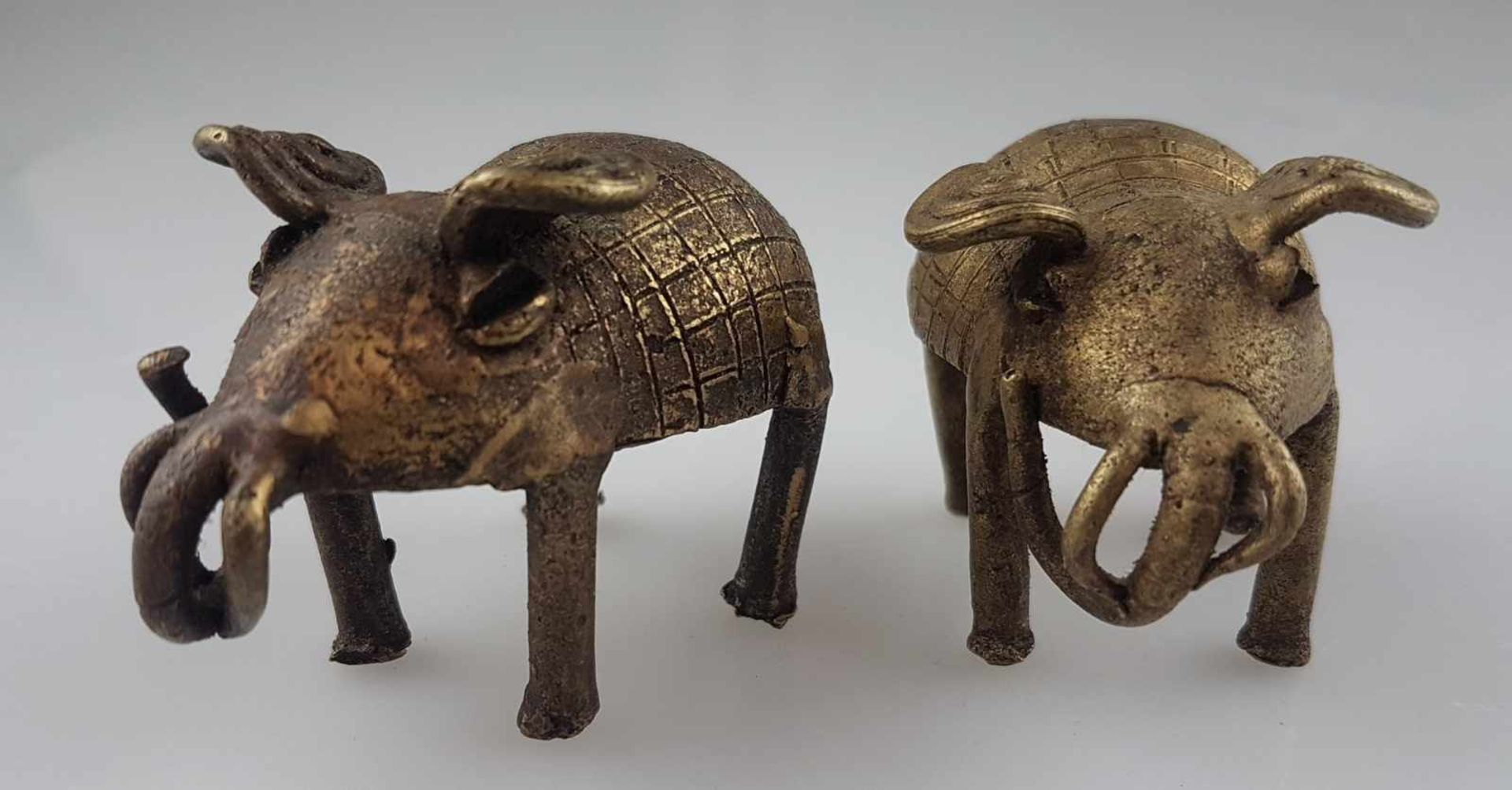 Zwei Elefantenfiguren - Westafrika, Burkina Faso, zwei stilisierten Messing-Elefanten zur - Bild 2 aus 4