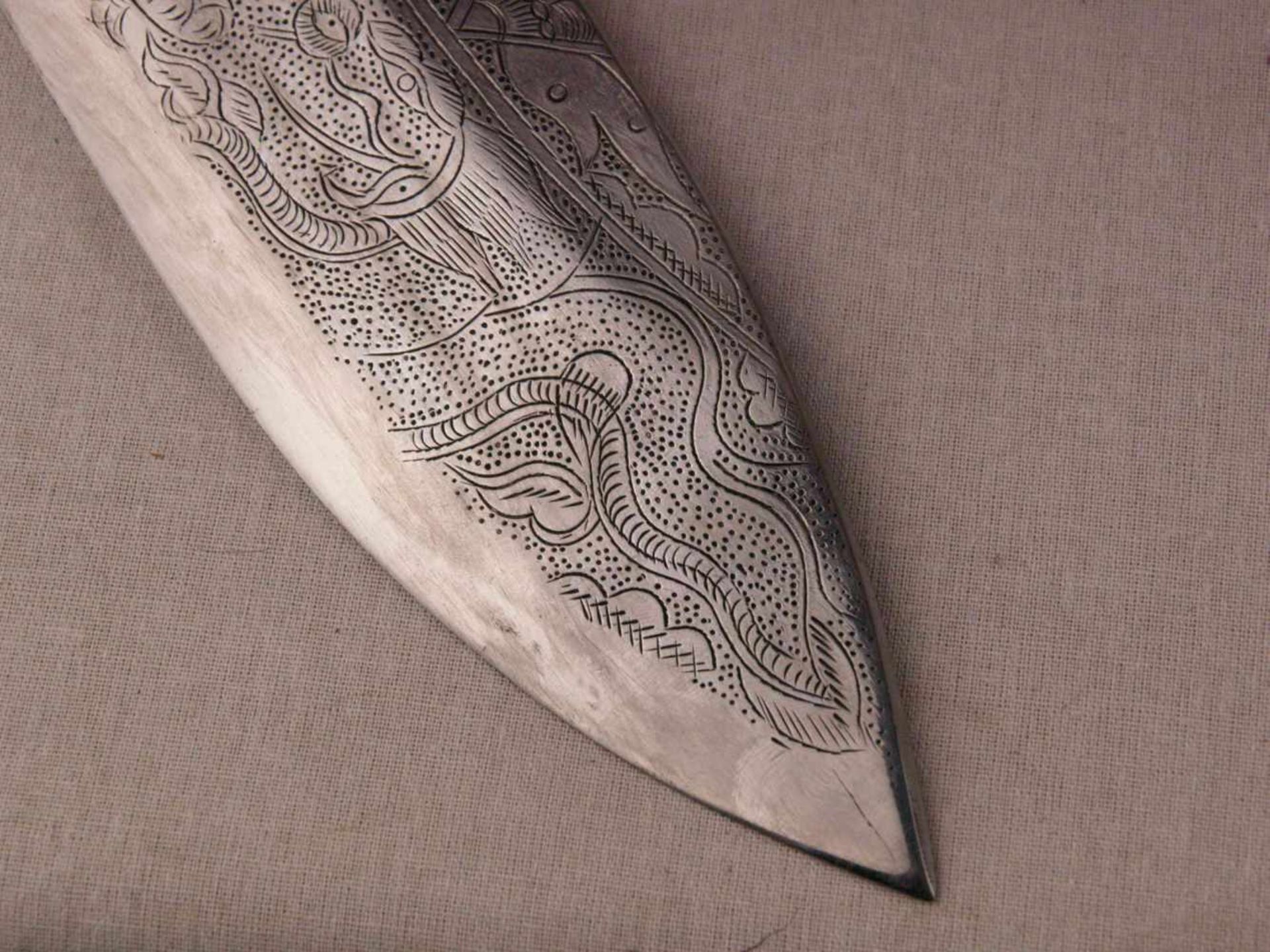 Kukri-Messer - Nepal 20.Jh., gebogte Stahlklinge, graviert,L.ca.40cm, Beingriff mit Messingbeschlag, - Bild 8 aus 12