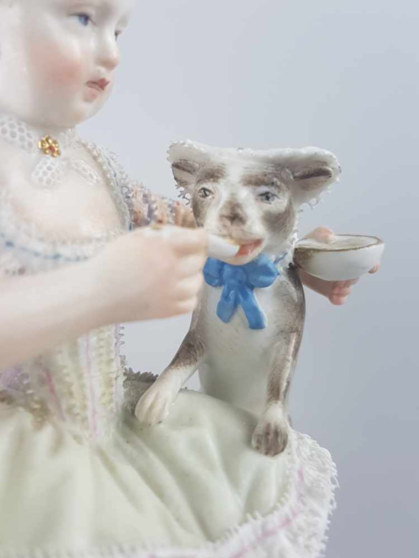 Porzellanfigur Meissen - unterglasurblaue Schwertermarke, Knaufzeit, "Mädchen mit Hund", - Bild 6 aus 12