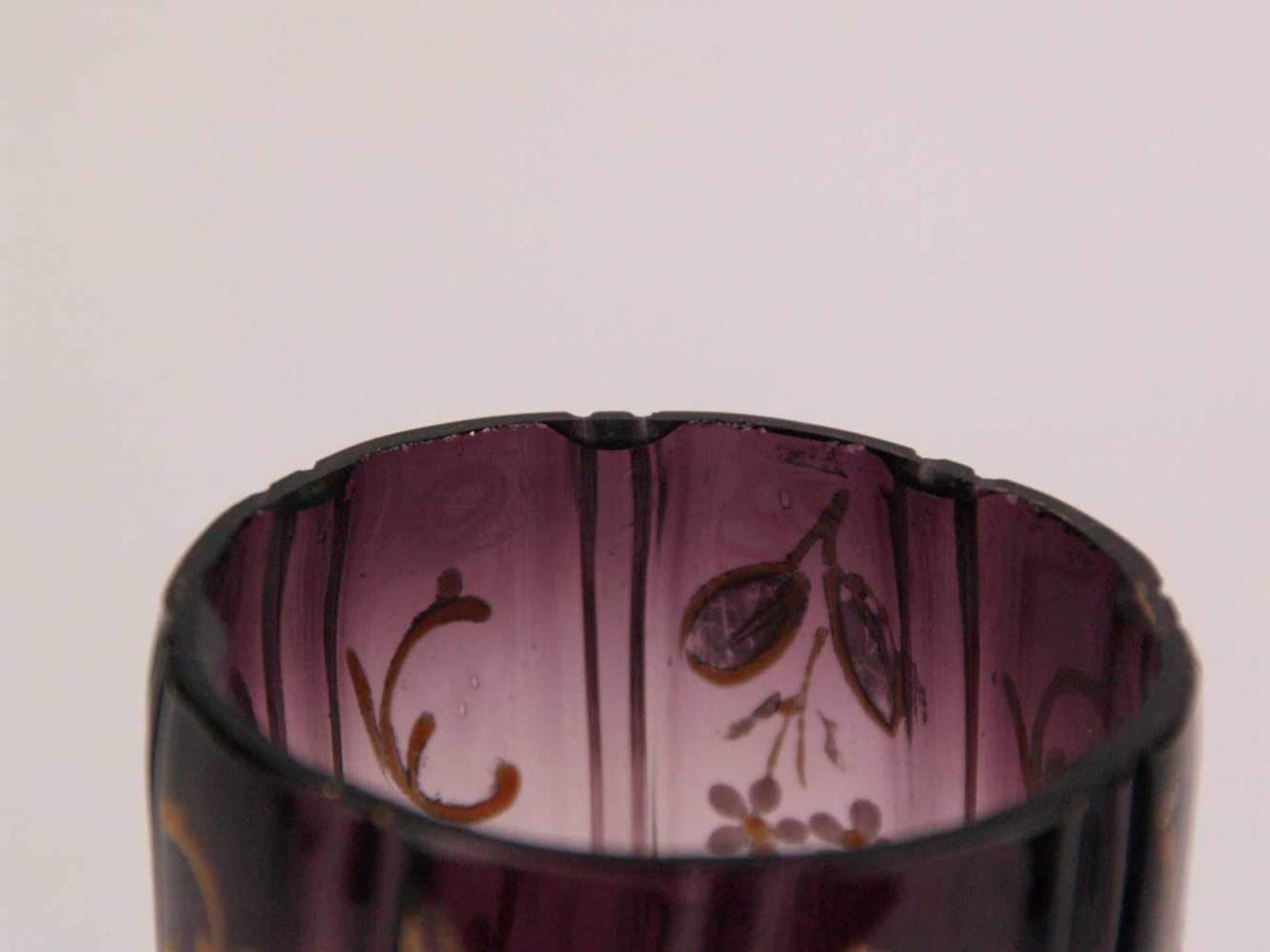 Zwei Becher - 1x Klarglas, teilweise lila getönt, zylindrischer gerillter Korpus, Email- - Bild 4 aus 10