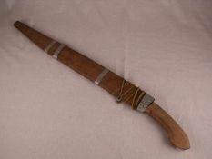Yatagan - geschwungene Rückenklinge, Holzgriff und-Scheide mit Metallbeschlag, Klinge mit
