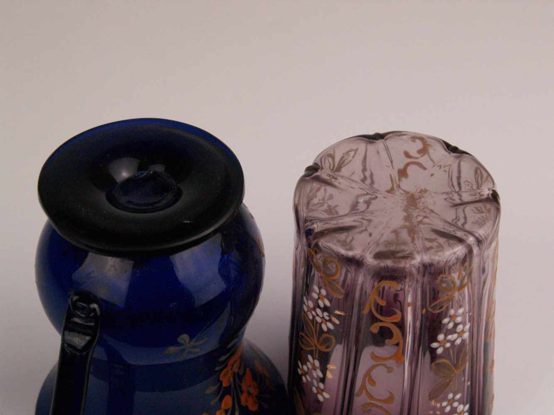 Zwei Becher - 1x Klarglas, teilweise lila getönt, zylindrischer gerillter Korpus, Email- - Bild 10 aus 10