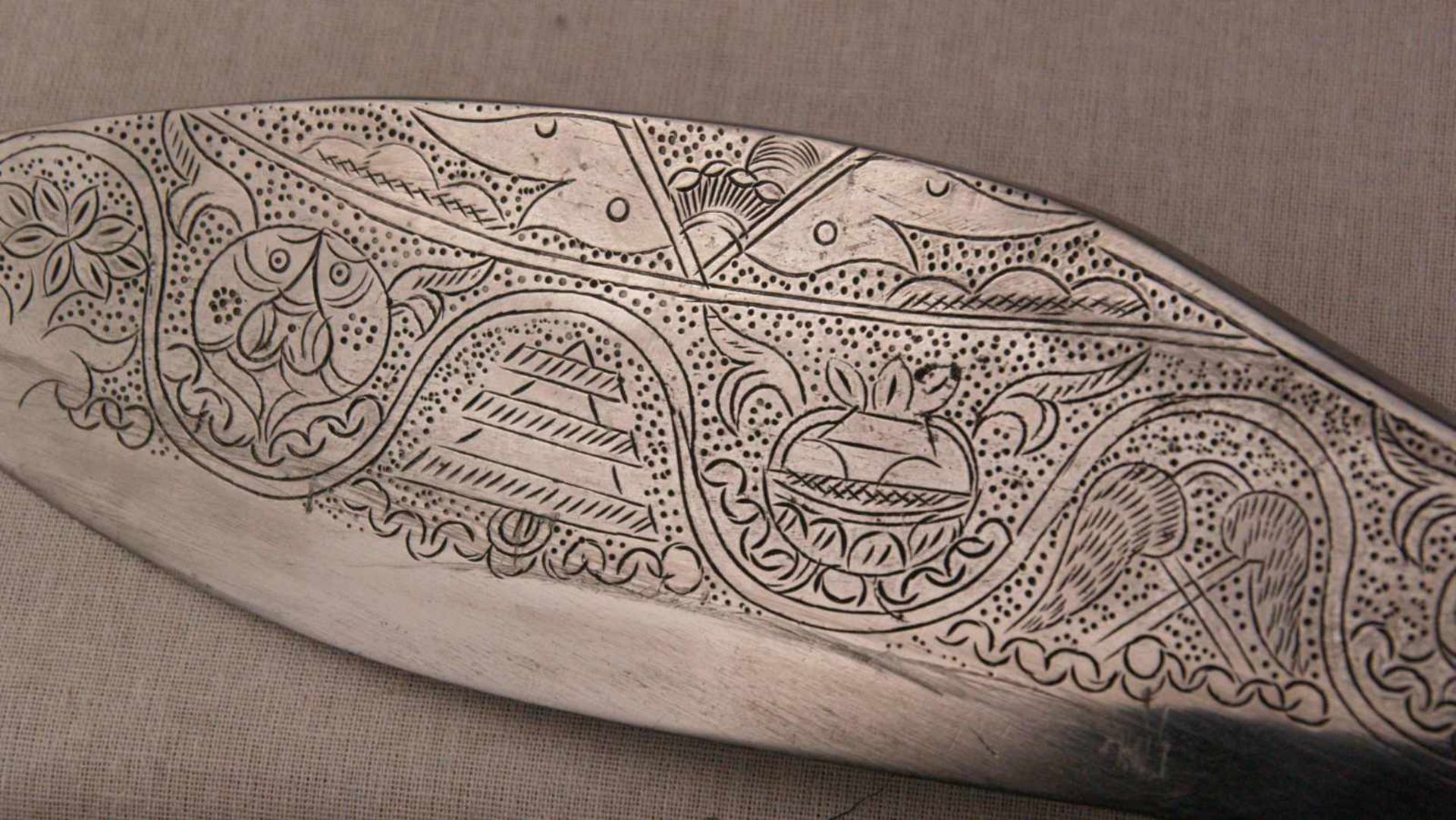 Kukri-Messer - Nepal 20.Jh., gebogte Stahlklinge, graviert,L.ca.40cm, Beingriff mit Messingbeschlag, - Bild 6 aus 12