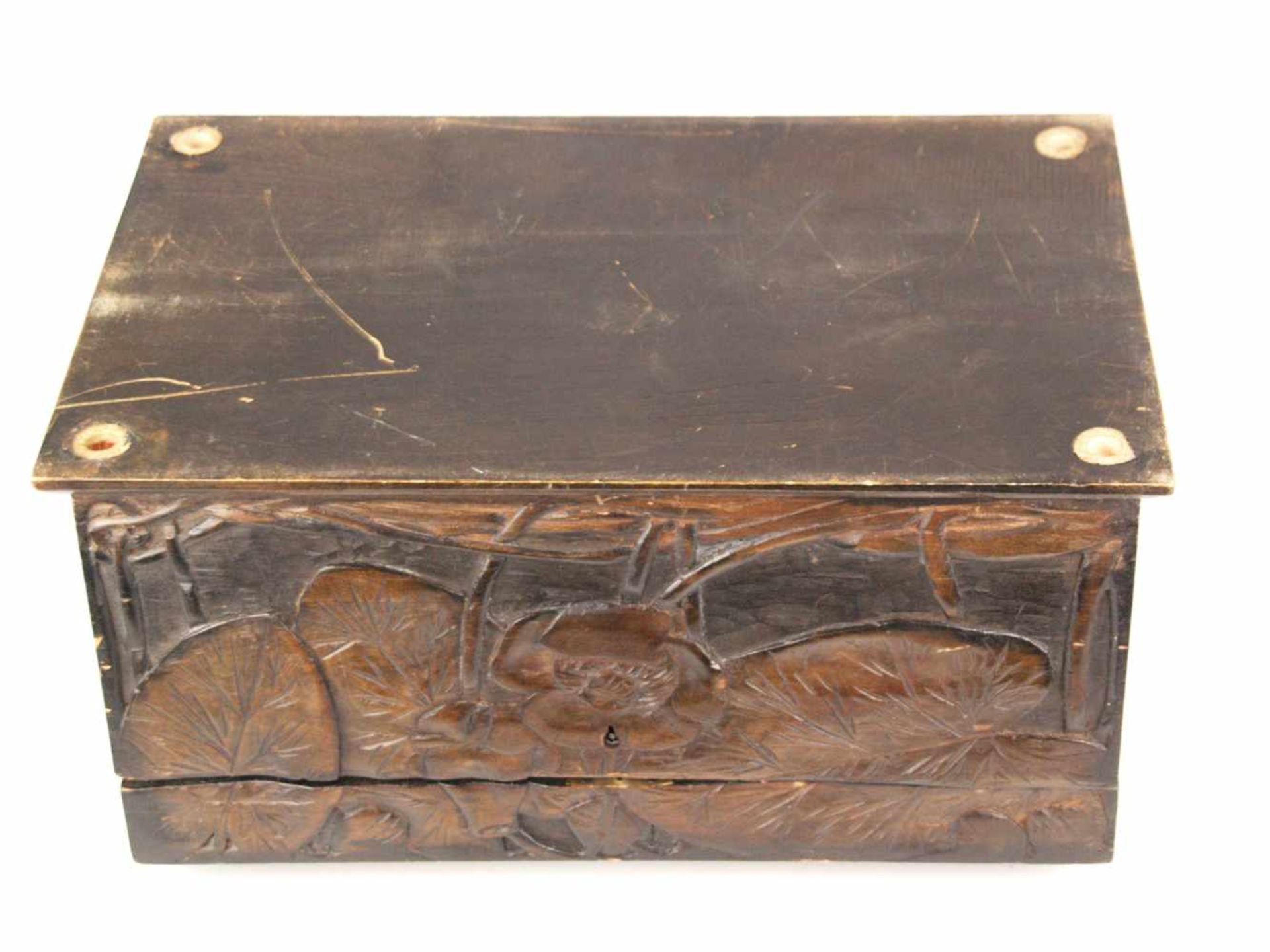 Holzkasten - rechteckiger Korpus, außen braun bemalt, geschnitzter Lotosblumen Dekor, - Bild 10 aus 10