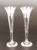 Zwei Gläser - Klarglas, runder Stand, konischer Schaft mit leicht ausgestelltem Lippenrand,