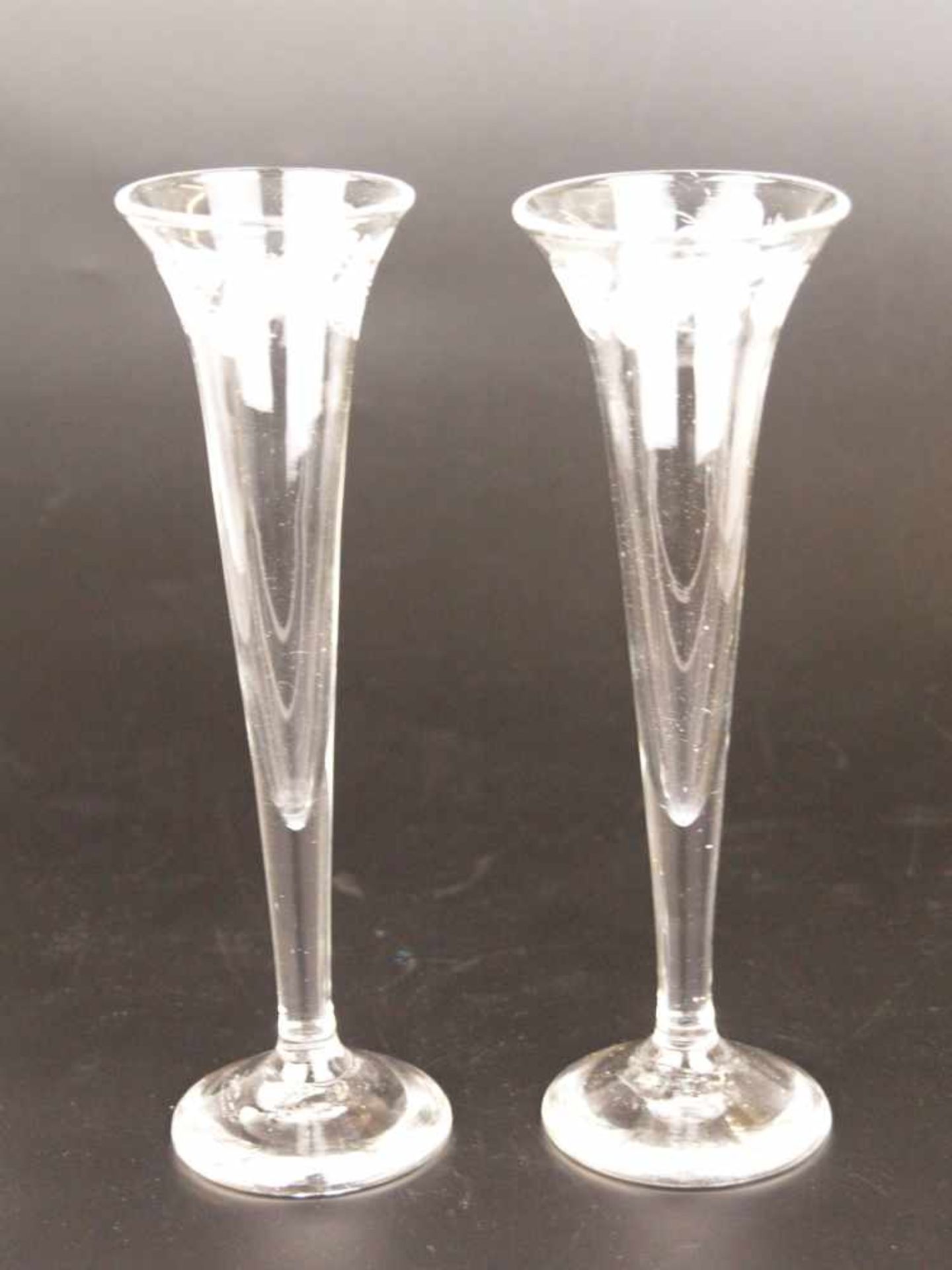 Zwei Gläser - Klarglas, runder Stand, konischer Schaft mit leicht ausgestelltem Lippenrand,