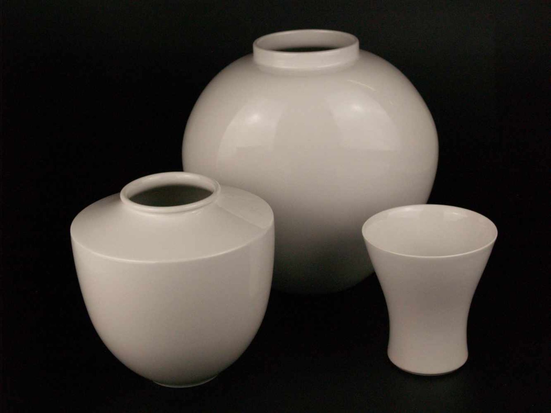 Drei Vasen - KPM Berlin, jeweils unterglasurblaue Zeptermarke, Weißporzellan glasiert, 1x Vase "
