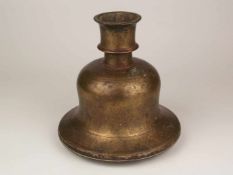 Huqqa-Basis aus Messing - Indien, wohl 19.Jh., aus Messing gegossen, Glockenform ziergraviert und