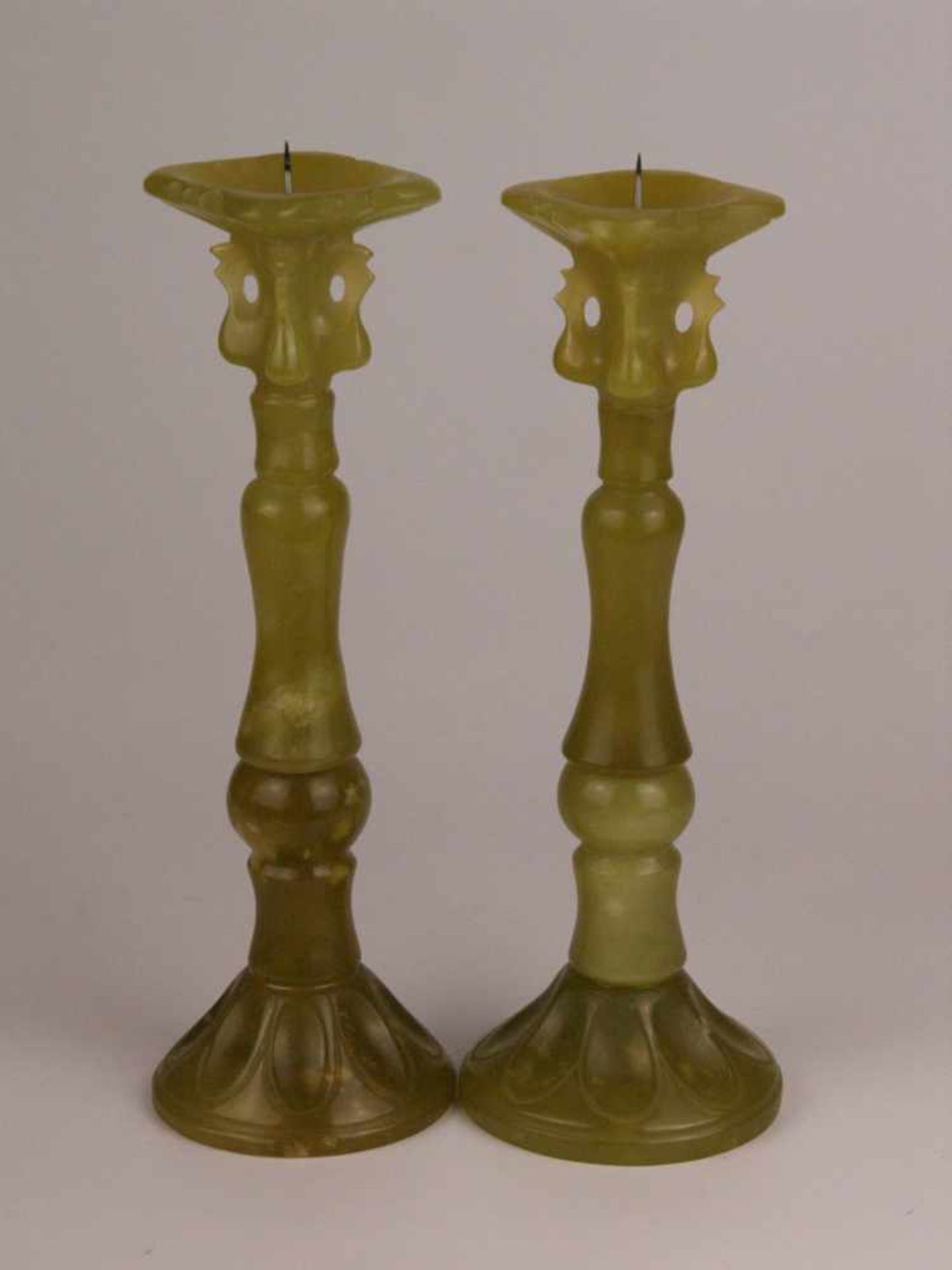 Paar Jade-Kerzenhalter- gelblich grüne Nephrit-Jade,teils unterschiedlich getönt,geschnitzt, aus