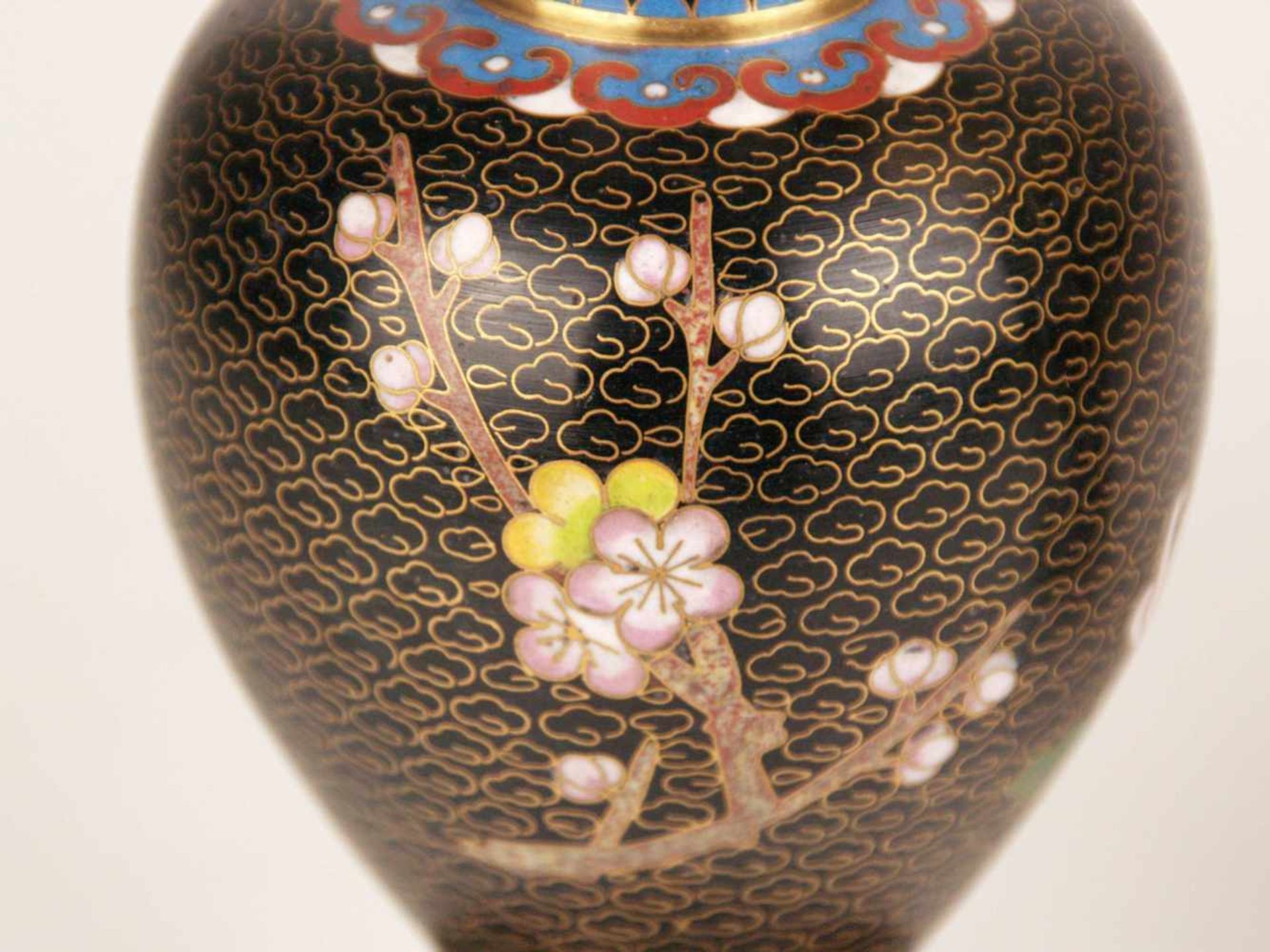 Paar Cloisonné-Vasen - China, 20.Jh., leicht gebauchte Balusterform, Wandung mit Päonienblüten und - Bild 6 aus 8
