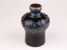 Jugendstil-Vase - Keramik, dunkelblau, umlaufend Schlickermalerei mit floralem Dekor, Unterseite