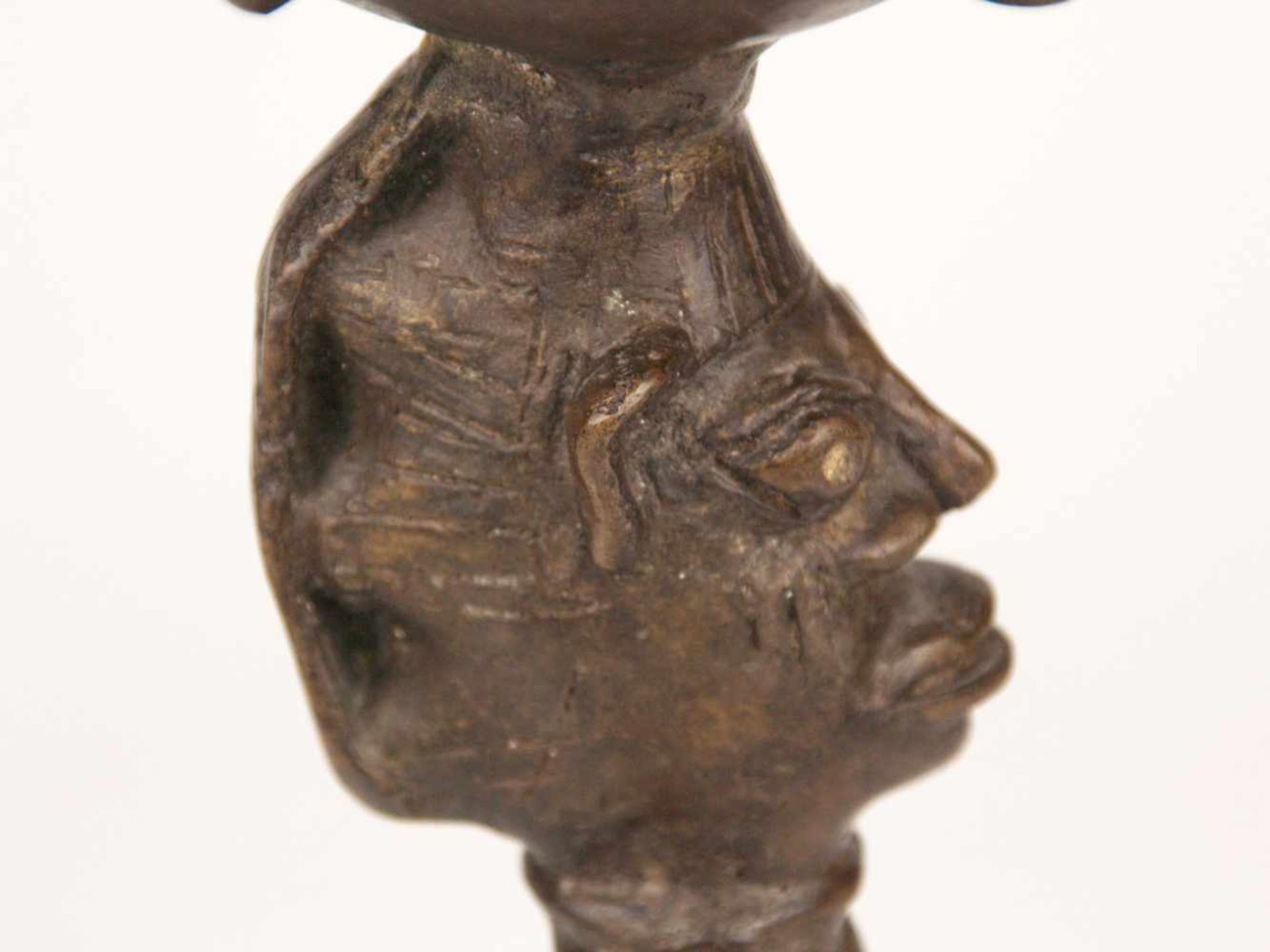 Figürliche Bronze mit Schale - vollplastische hockende Figur mit Opferschale in beiden Händen und - Bild 7 aus 10