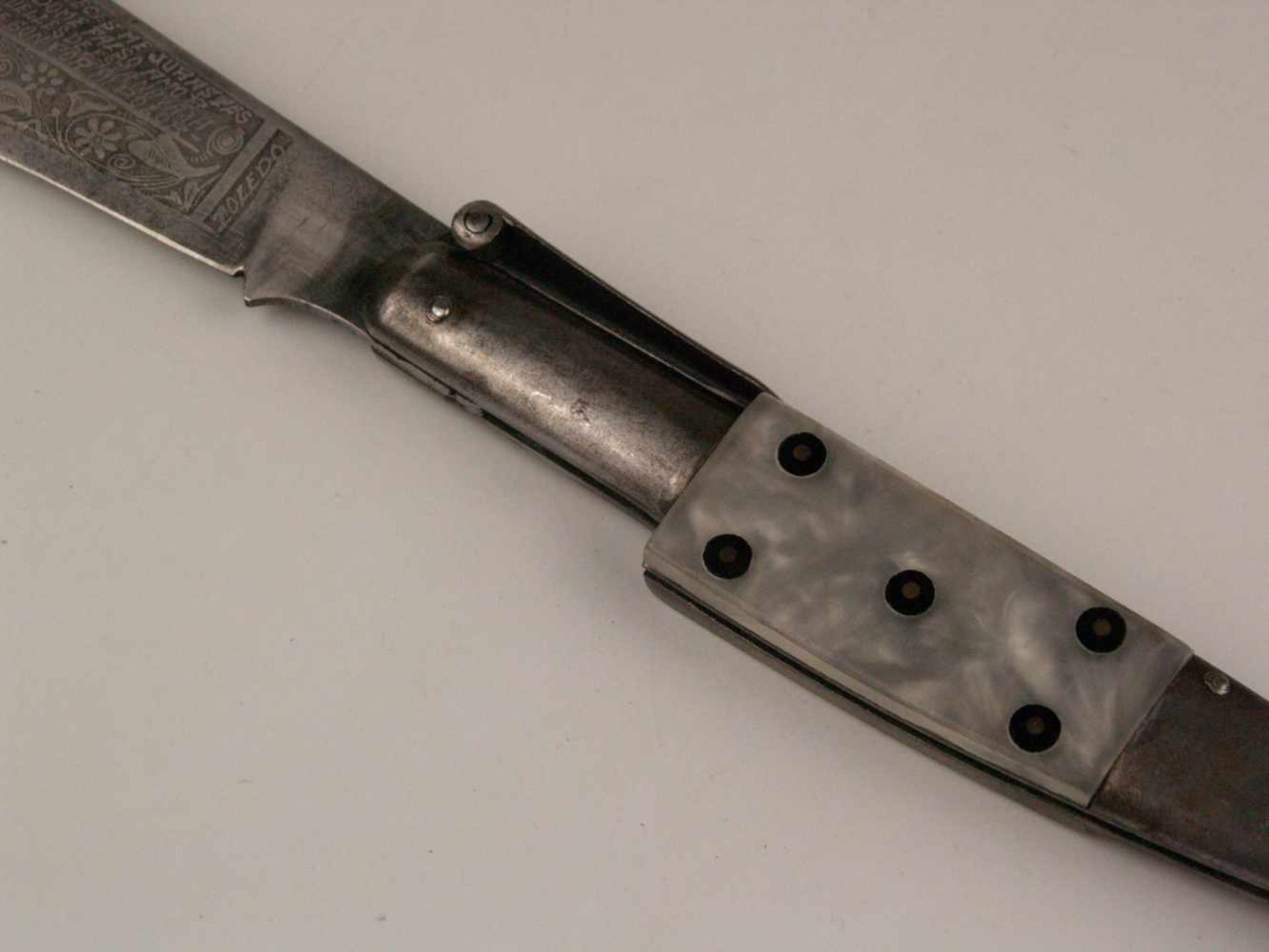 Navaja - Messer, Spanien um 1920, breite spitz zulaufende Klinge graviert mit Stierkampfszene, - Bild 4 aus 6