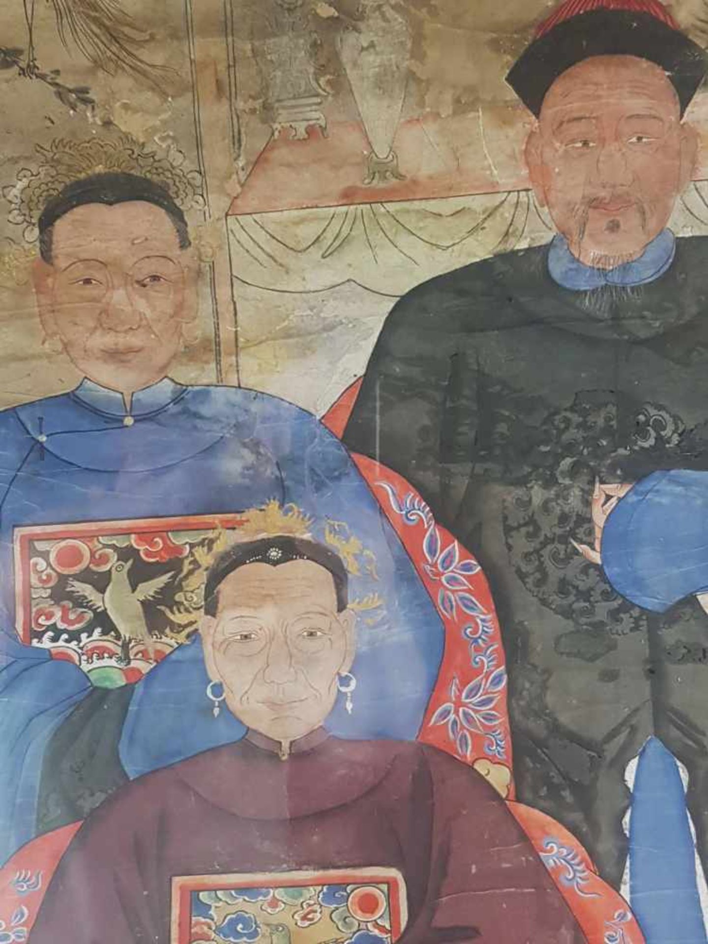 Ahnenbild - vielfigurige Darstellung der Vorfahren einer chinesischen Familie, in zwei Reihen - Bild 4 aus 9