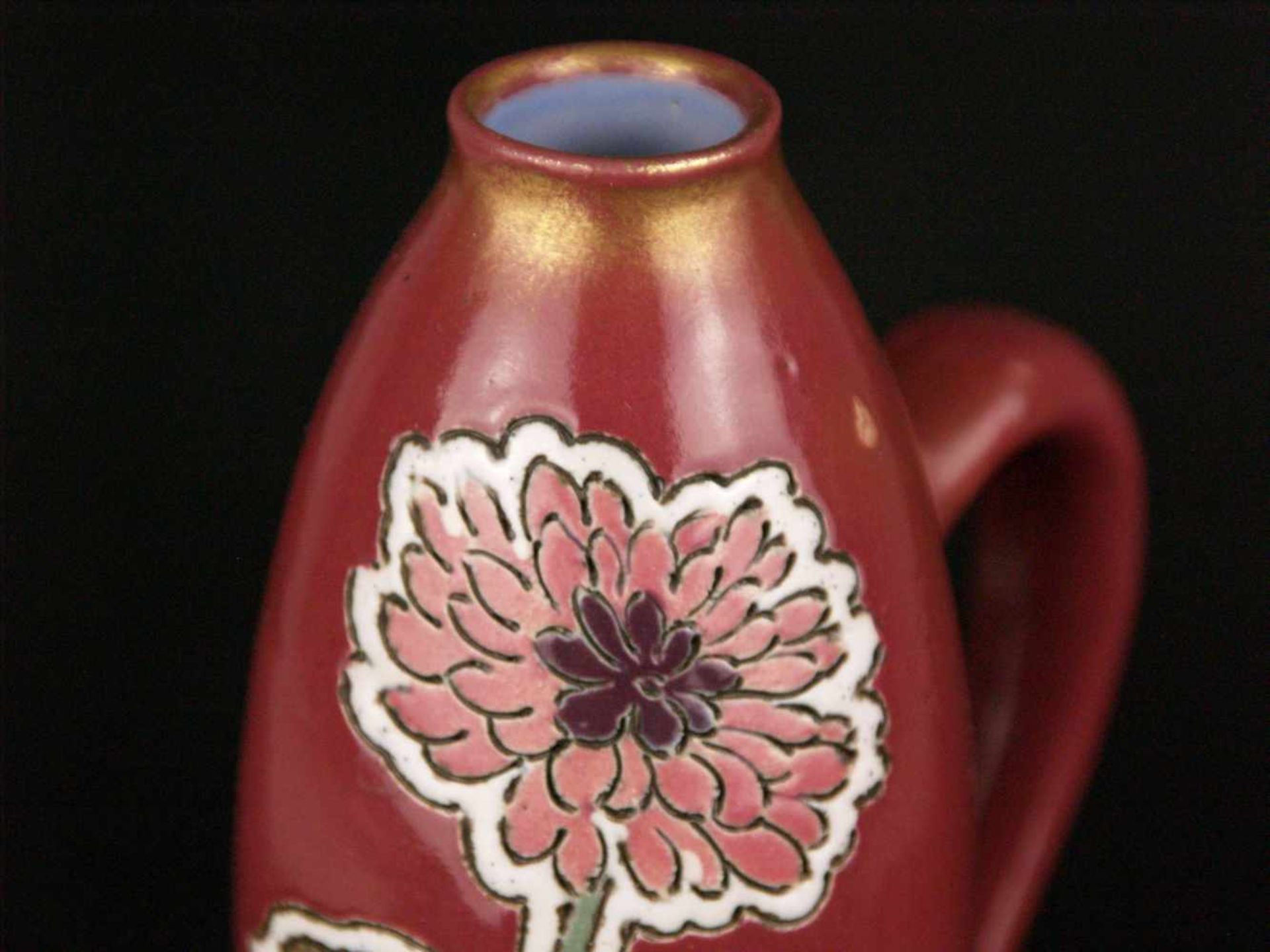 Jugendstil Vase - Keramik, rot glasiert, polychromer Blumendekor, Goldstaffage berieben, mit Henkel, - Bild 4 aus 8