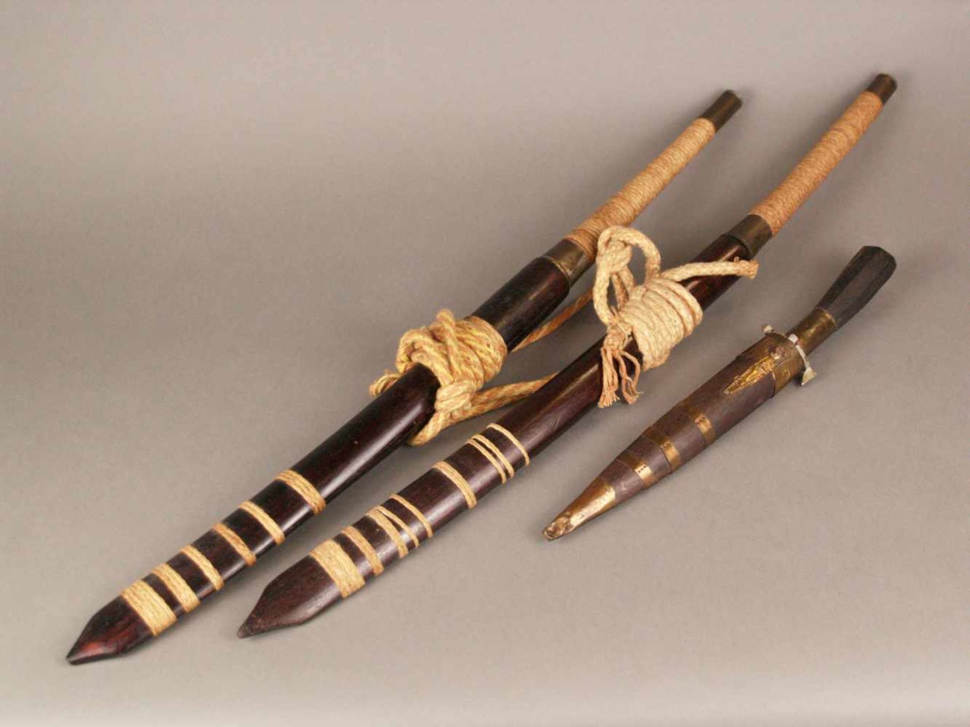 Zwei Kurzschwerter und Dolch - wohl Südostasien, Metallklinge gepunzt und graviert, Kurzschwerter
