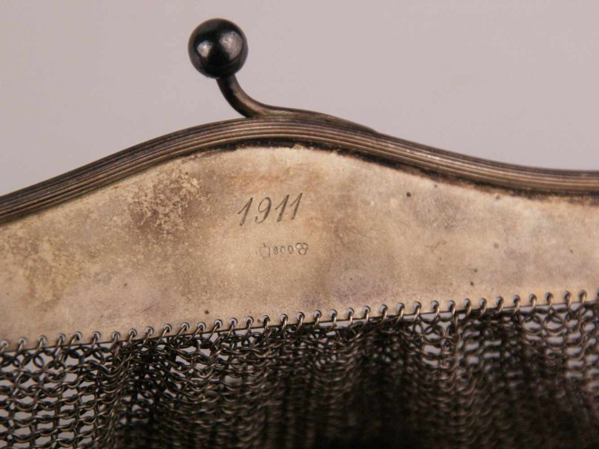 Damen-Abendtasche - Silber 800, innen gepunzt und datiert '1911', Kettengeflecht, Schnappverschluss, - Bild 6 aus 6