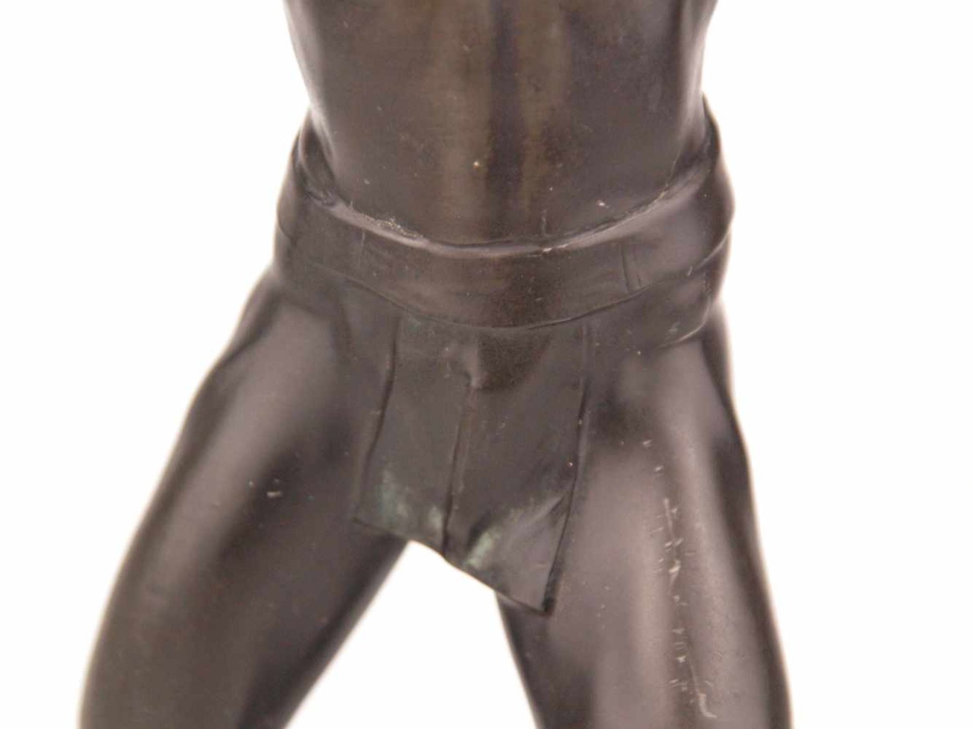 "Der Athlet" - Metallfigur, schwarz bemalt, vollplastische Darstellung eines Mannes mit Lendenschurz - Bild 5 aus 8