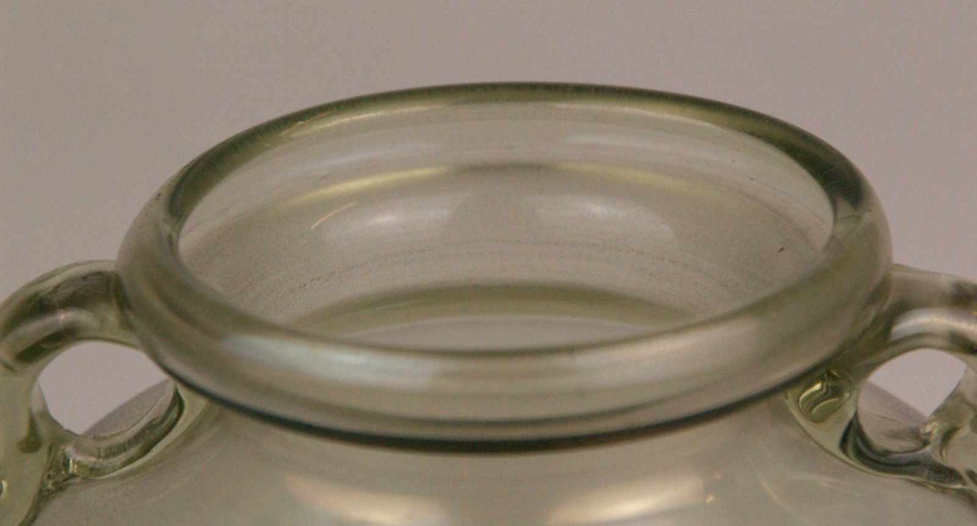 Kleine Henkelvase - grünliches Glas, irisiert, mundgeblasen, runder Stand, bauchiger Korpus, zwei - Bild 2 aus 7