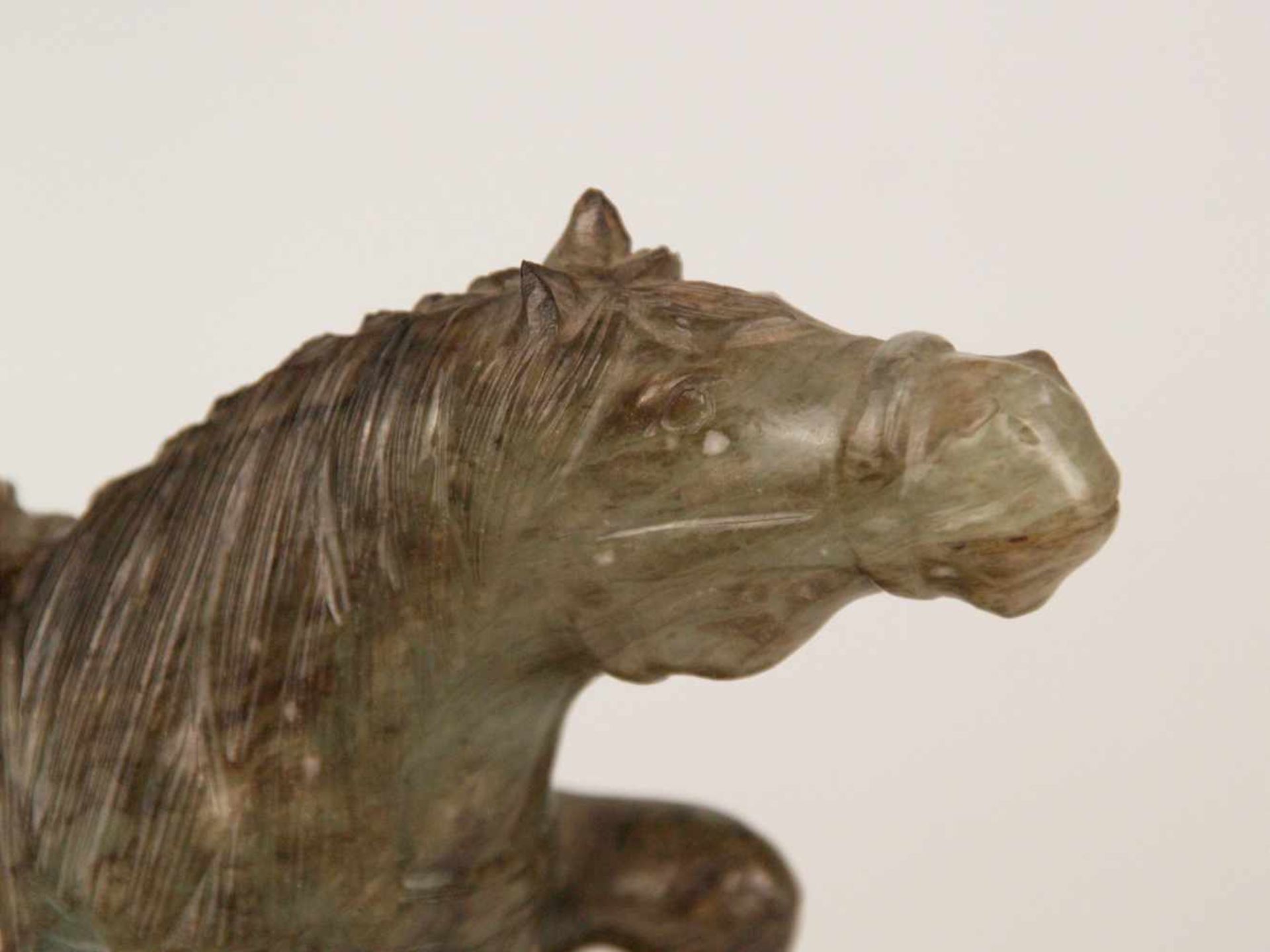 Jadepferd - China, vollplastisch gearbeitetes Pferd mit Sattel und Zaumzeug, auf länglicher - Image 3 of 9