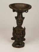 Figürliche Bronze mit Schale - vollplastische hockende Figur mit Opferschale in beiden Händen und