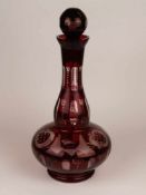 Große Glaskaraffe - Böhmen 20.Jh., farbloses Glas mit rubinrotem Überfang, Dekor geschnitten und