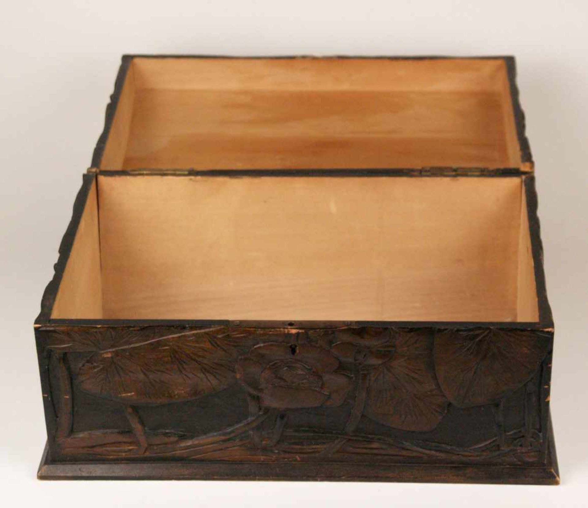 Holzkasten - rechteckiger Korpus, außen braun bemalt, geschnitzter Lotosblumen Dekor, - Bild 6 aus 10